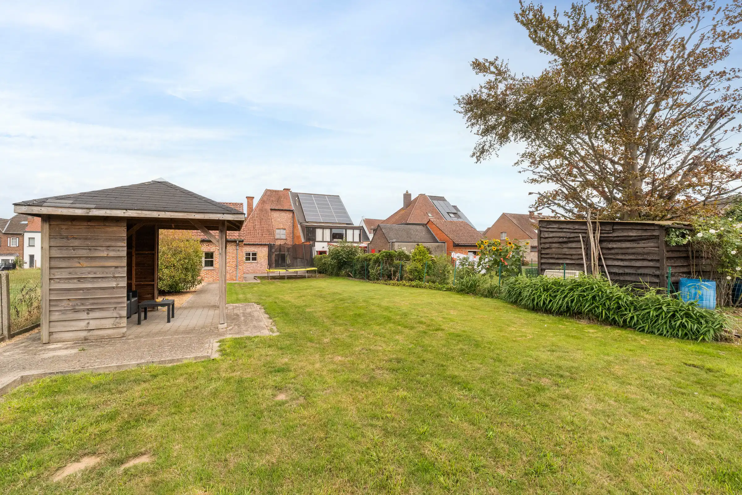 Ruime gezinswoning met 3 slaapkamers en mooie tuin foto 2