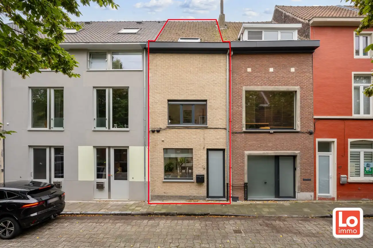 VERKOCHT! Instapklare, modern gerenoveerde lichtrijke stadswoning op een rustige locatie nabij het centrum van Gent! foto 3