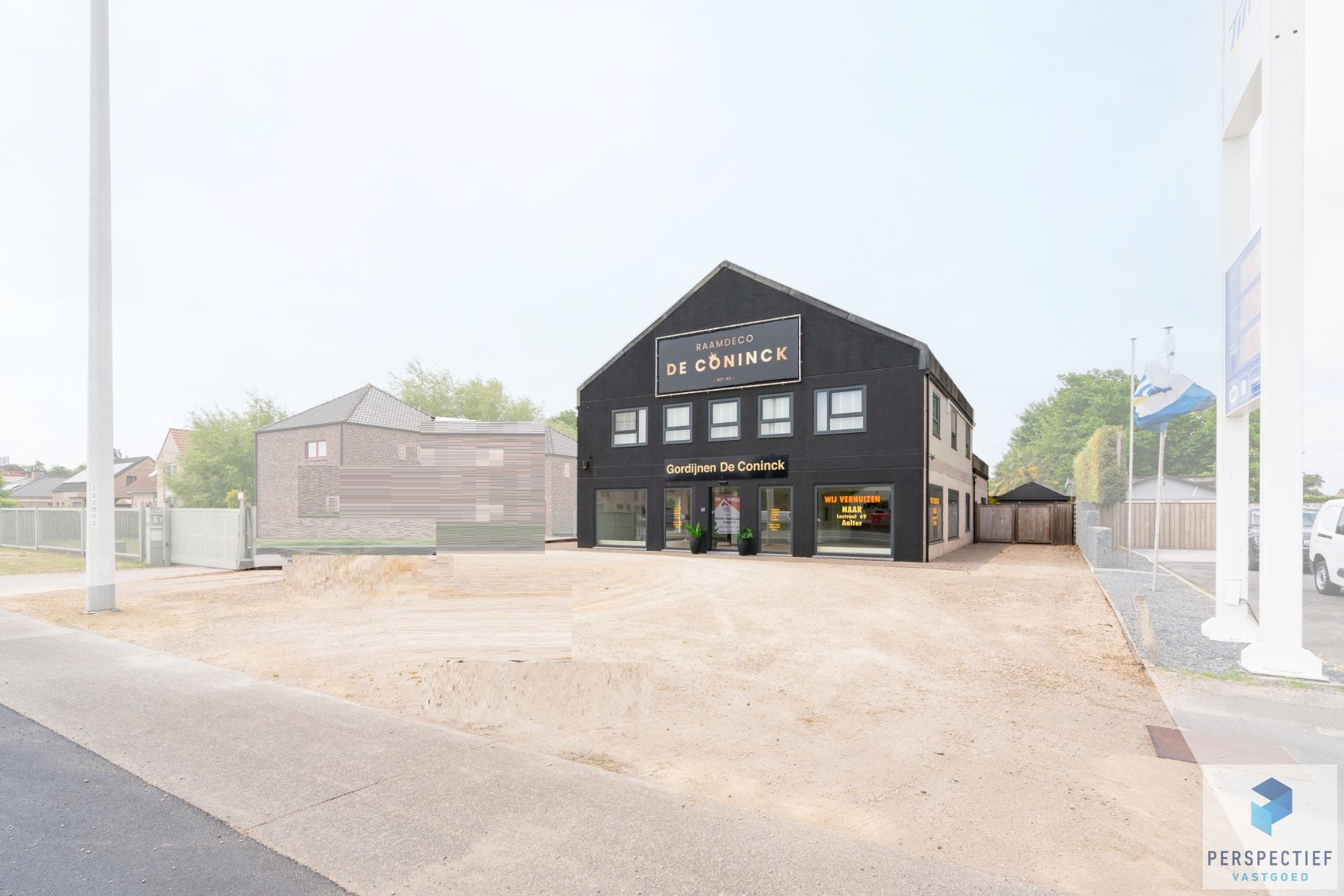 Handelspand met Winkelruimte, Magazijn en Woonst op 1.682 m² foto {{pictureIndex}}