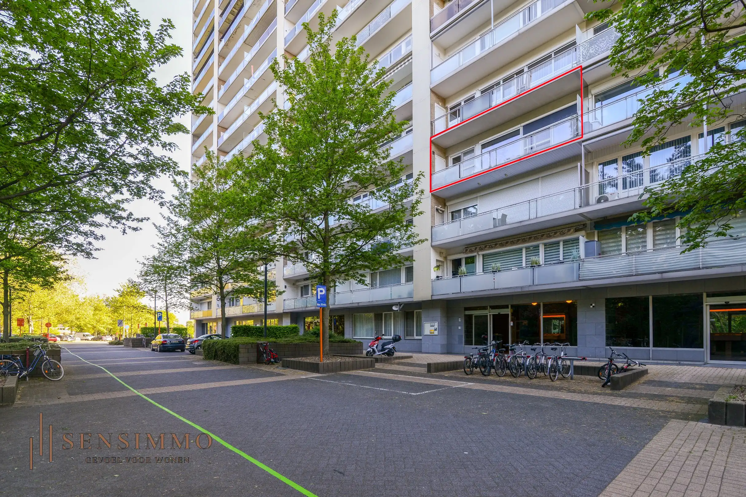 Gerenoveerd 3 slaapkamer appartement met kelderberging vlakbij Genk centrum! foto 2