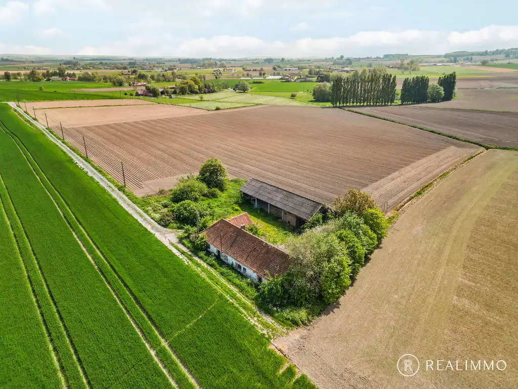 Uniek gelegen fermette met 360° uitzicht in Celles (Molenbaix), met bouwvergunning ! foto {{pictureIndex}}