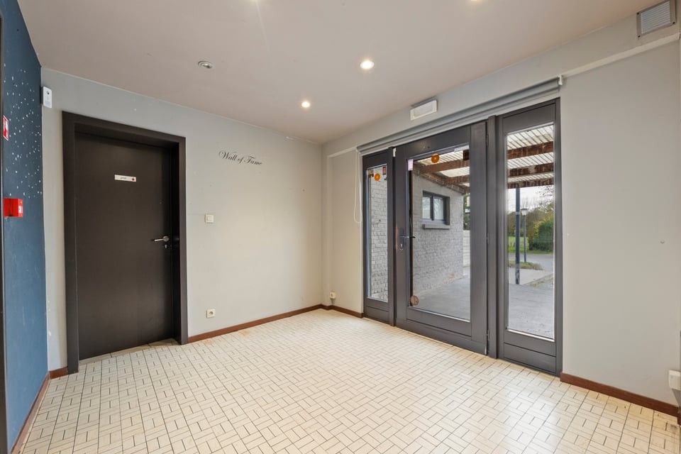 HANDELSHUIS MET PARKING OP EEN TOPLOCATIE IN LINTER foto 10