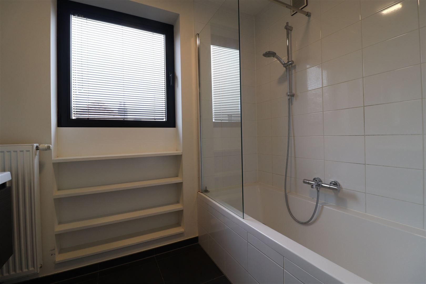 Modern appartement met terras en parking  foto 16