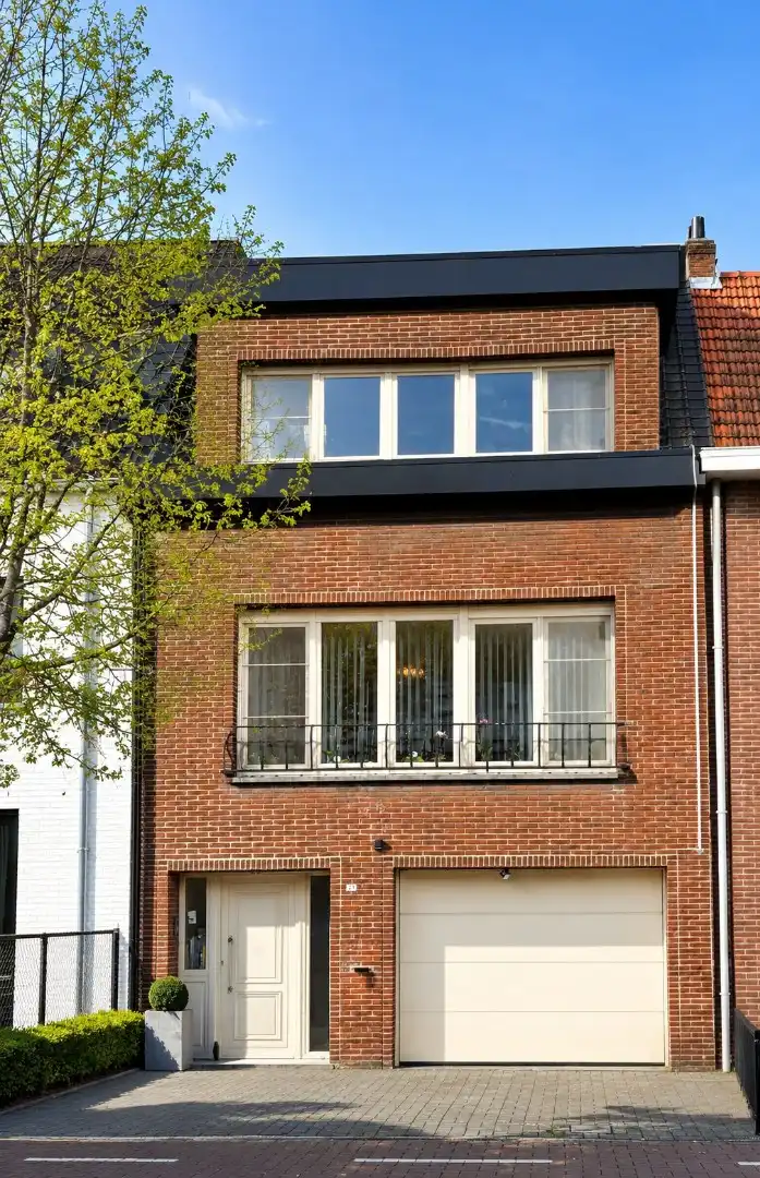 Op te frissen energievriendelijke woning met 4 slaapkamers en garage  foto {{pictureIndex}}