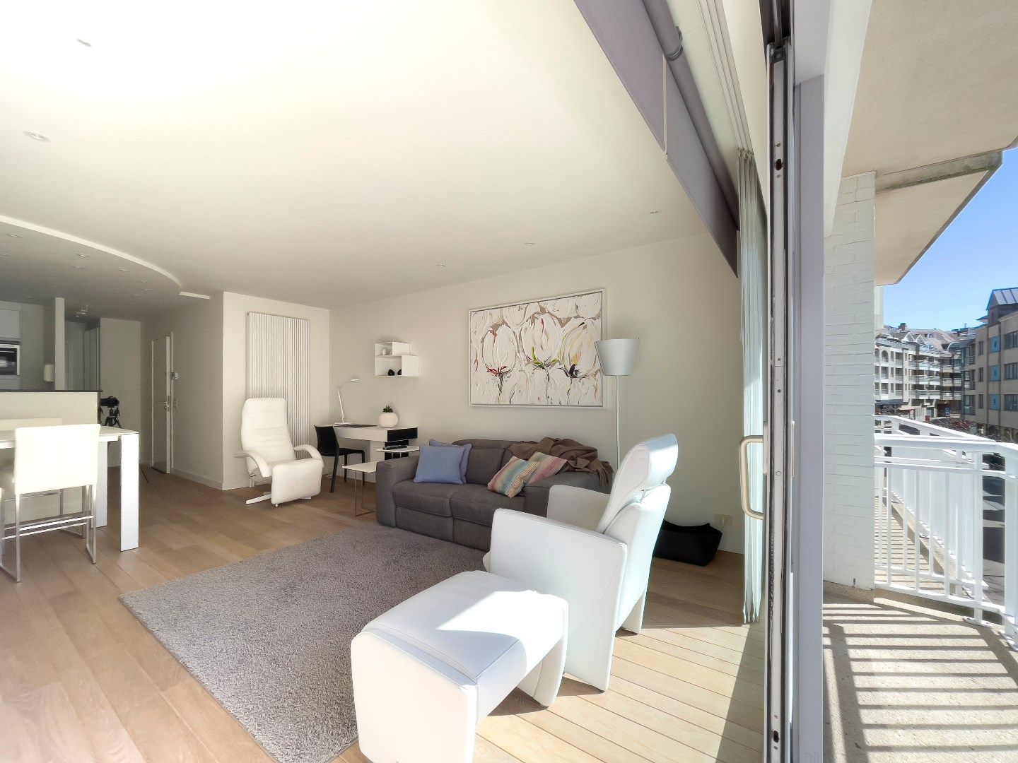 Aangenaam appartement met groot zonneterras gelegen in een rustige zijstraat van de Dumortierlaan. Parking mogelijk. foto 7