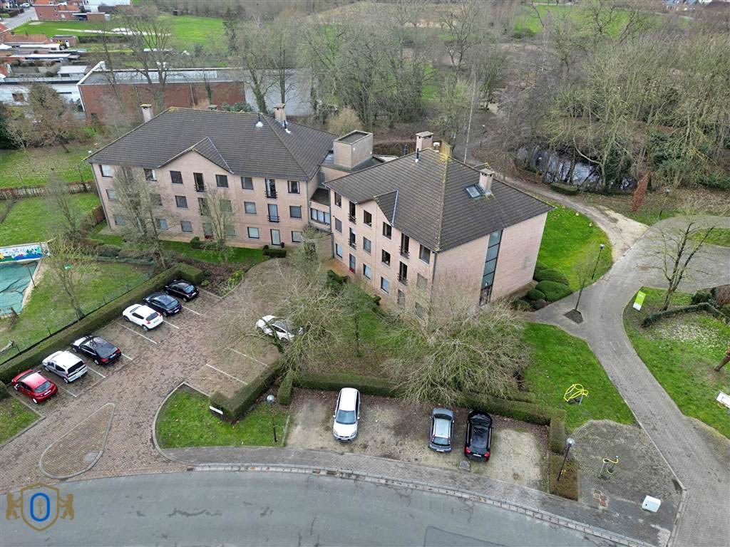 Complex van assistentieflats met garages en bijgebouwen foto 3