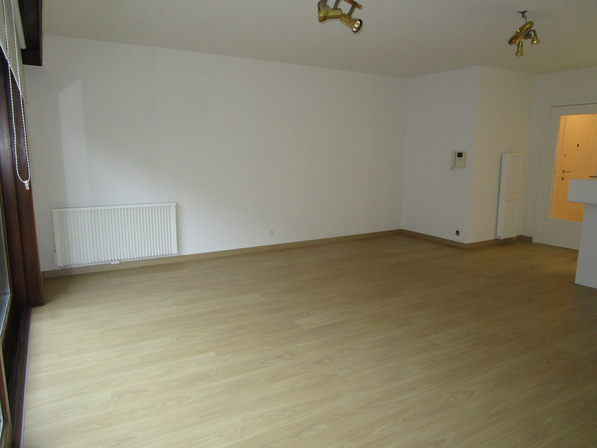 Ruim ongemeubeld appartement met 2 slaapkamers in volle centrum met breed zongericht balkon aan de woonkamer. foto 6