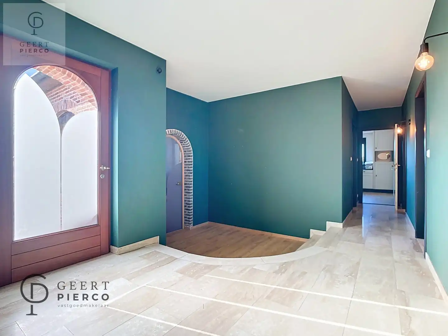 Ruime bungalow met drie slaapkamers en inpandige garage op een perceel van 10a37ca. foto 2