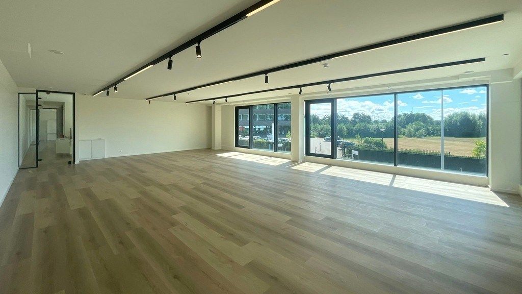 Mooi afgewerkte kantoren te huur vlakbij R4 in Evergem foto 2