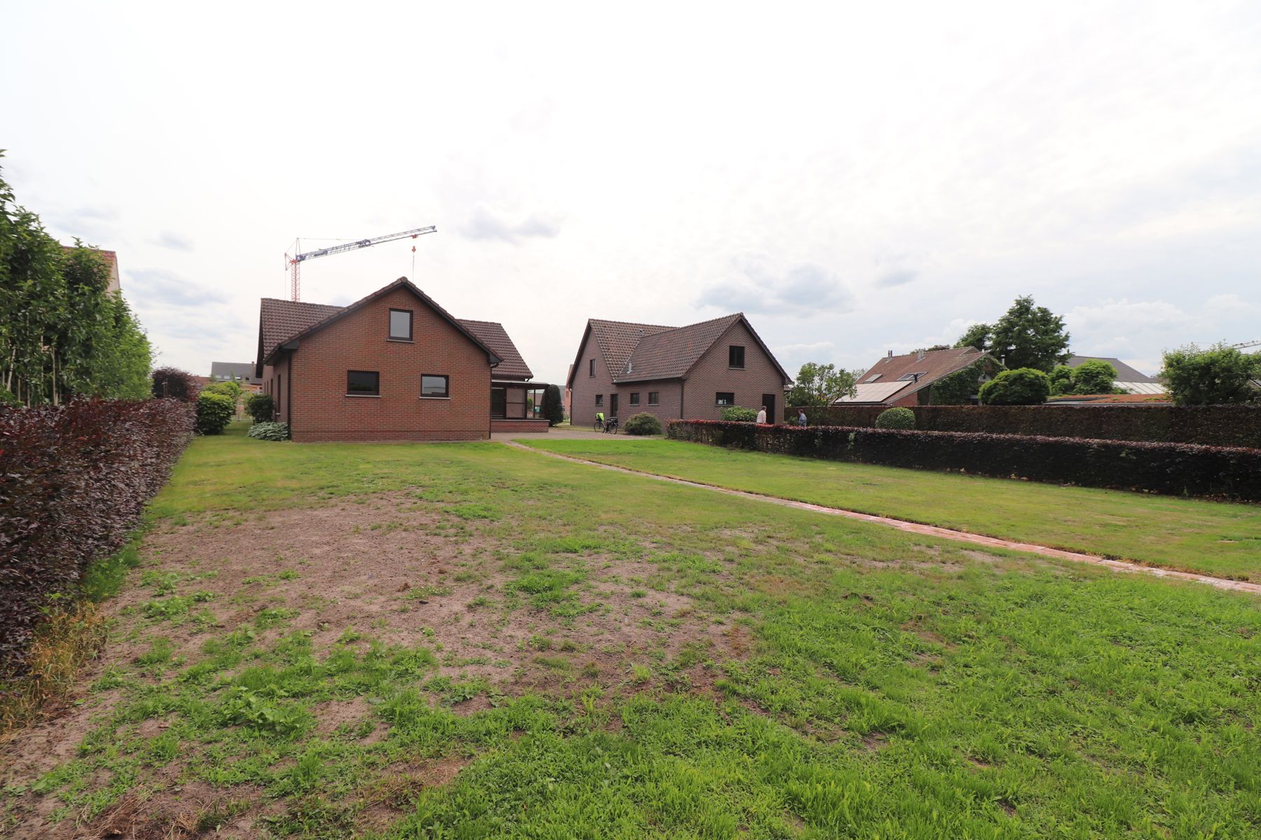 Laagbouwwoning met 2 slaapkamers, garage, terras en tuin. foto 18