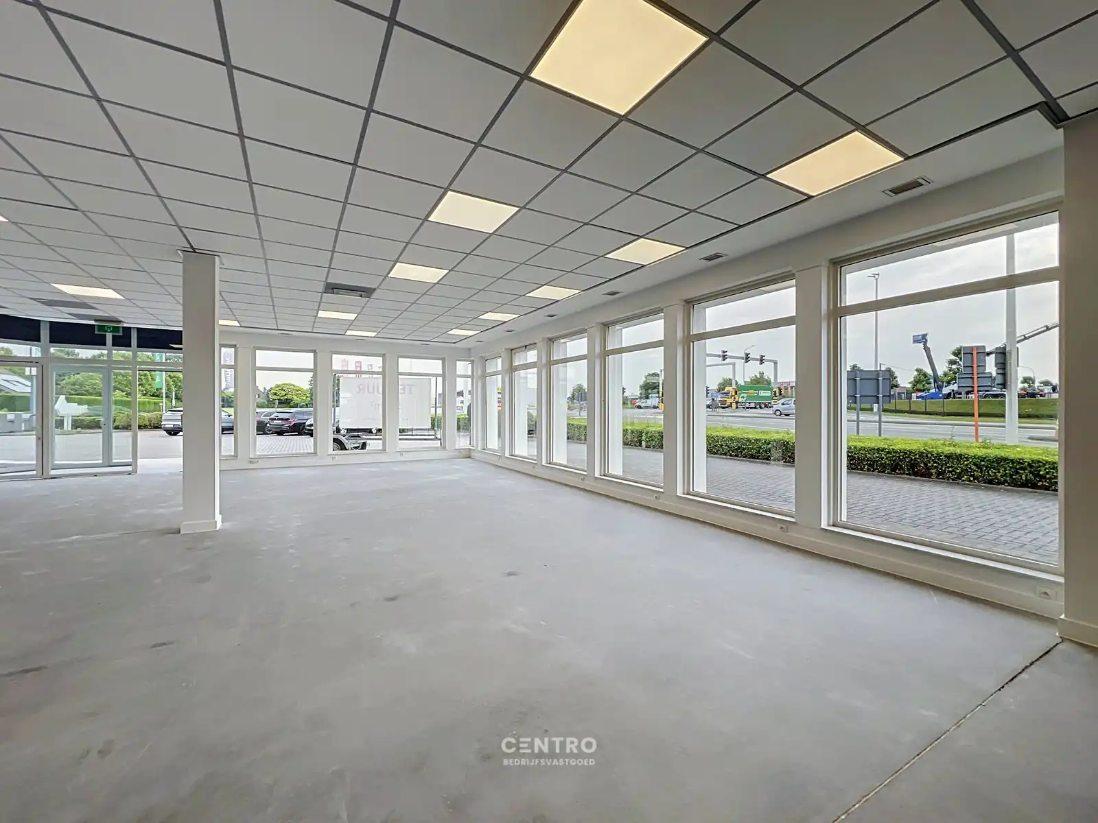 Schitterend gelegen KANTOOR/WINKELRUIMTE (AAA-locatie met TOP visibiliteit !) te Roeselare. foto 6