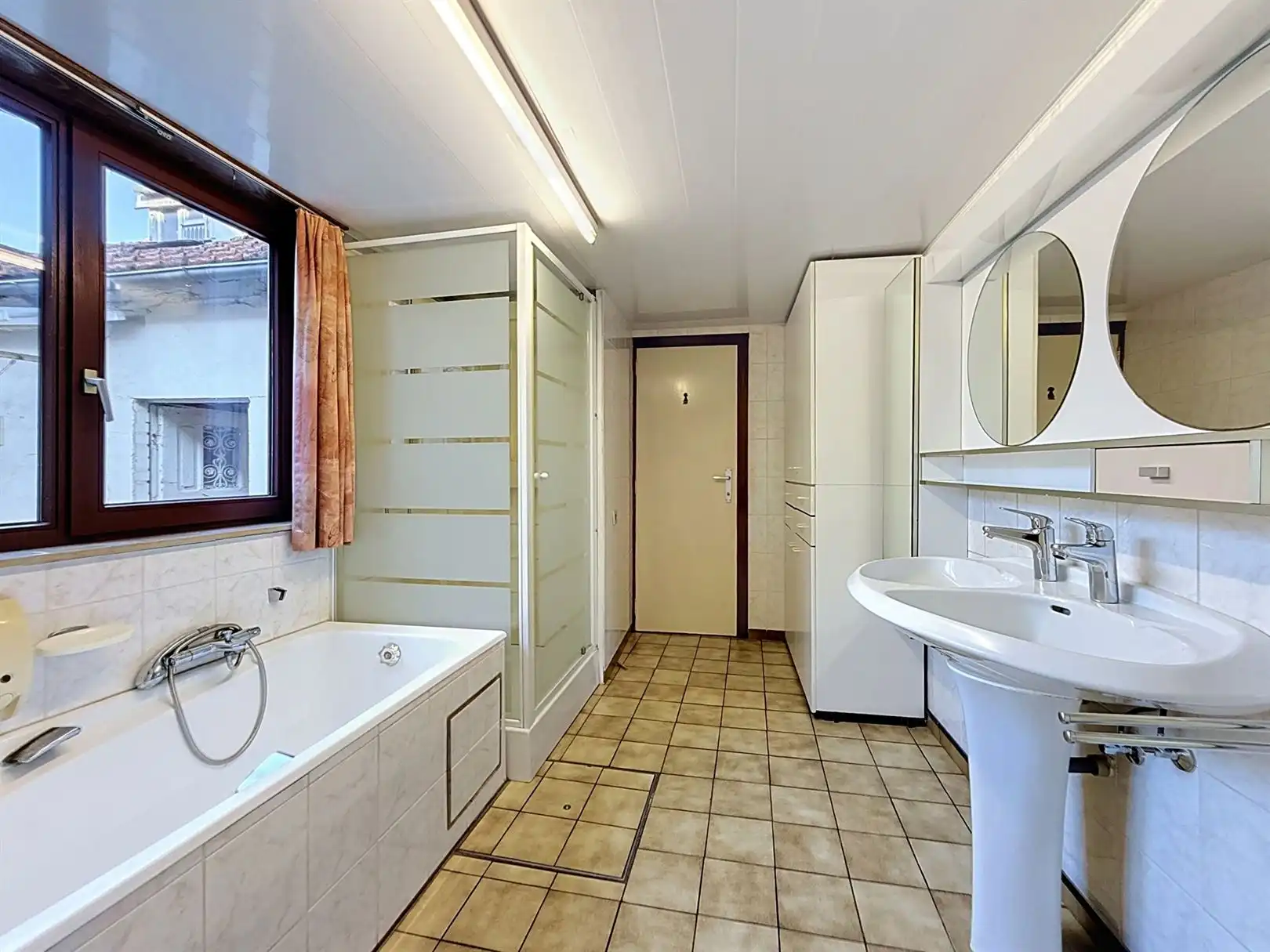 Op te frissen woning met binnenkoer, tuin, 3 slpks foto 16