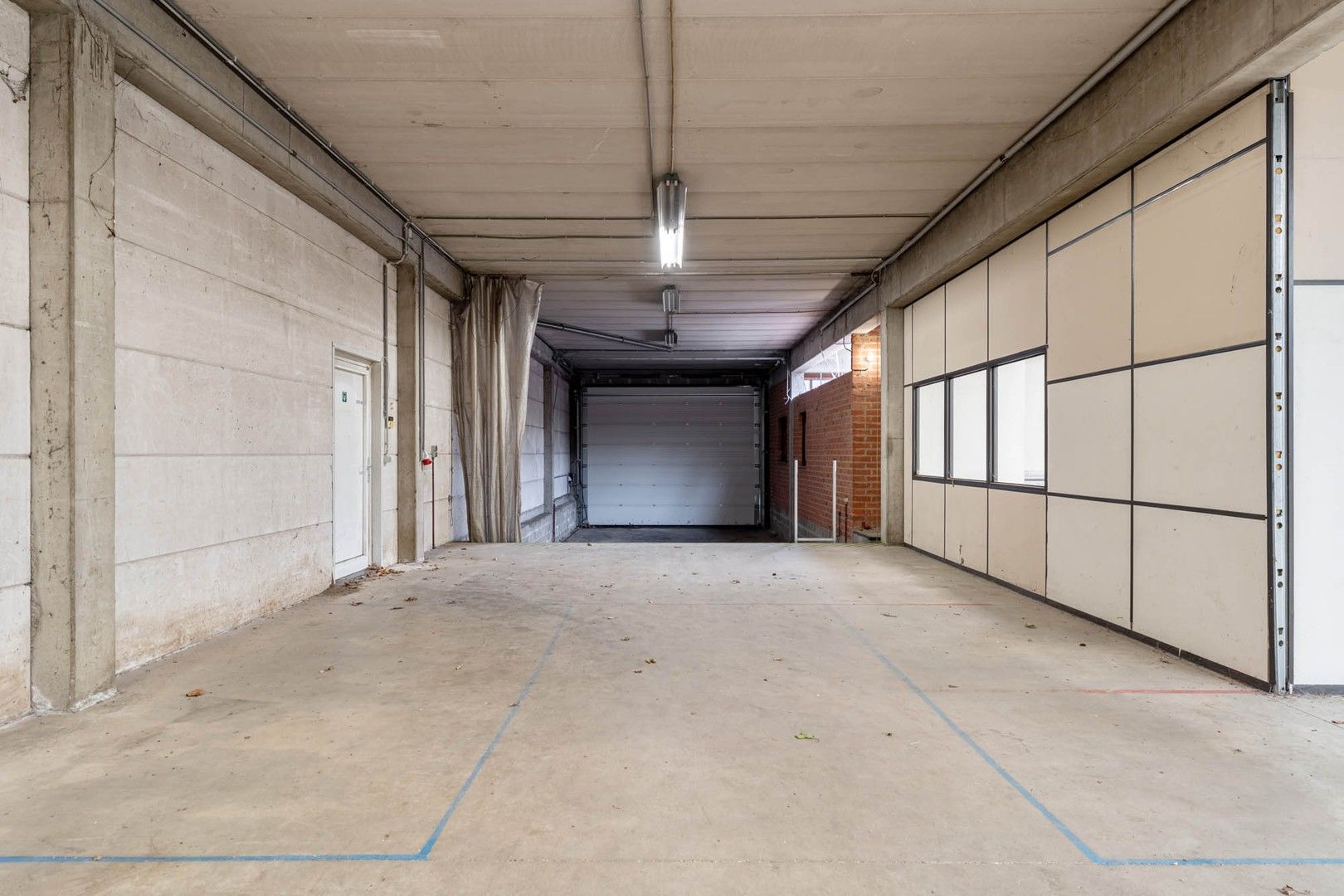 Bedrijfsgebouw (showroom/magazijn) met appartement gelegen op een perceel van 33a 50ca! foto 10