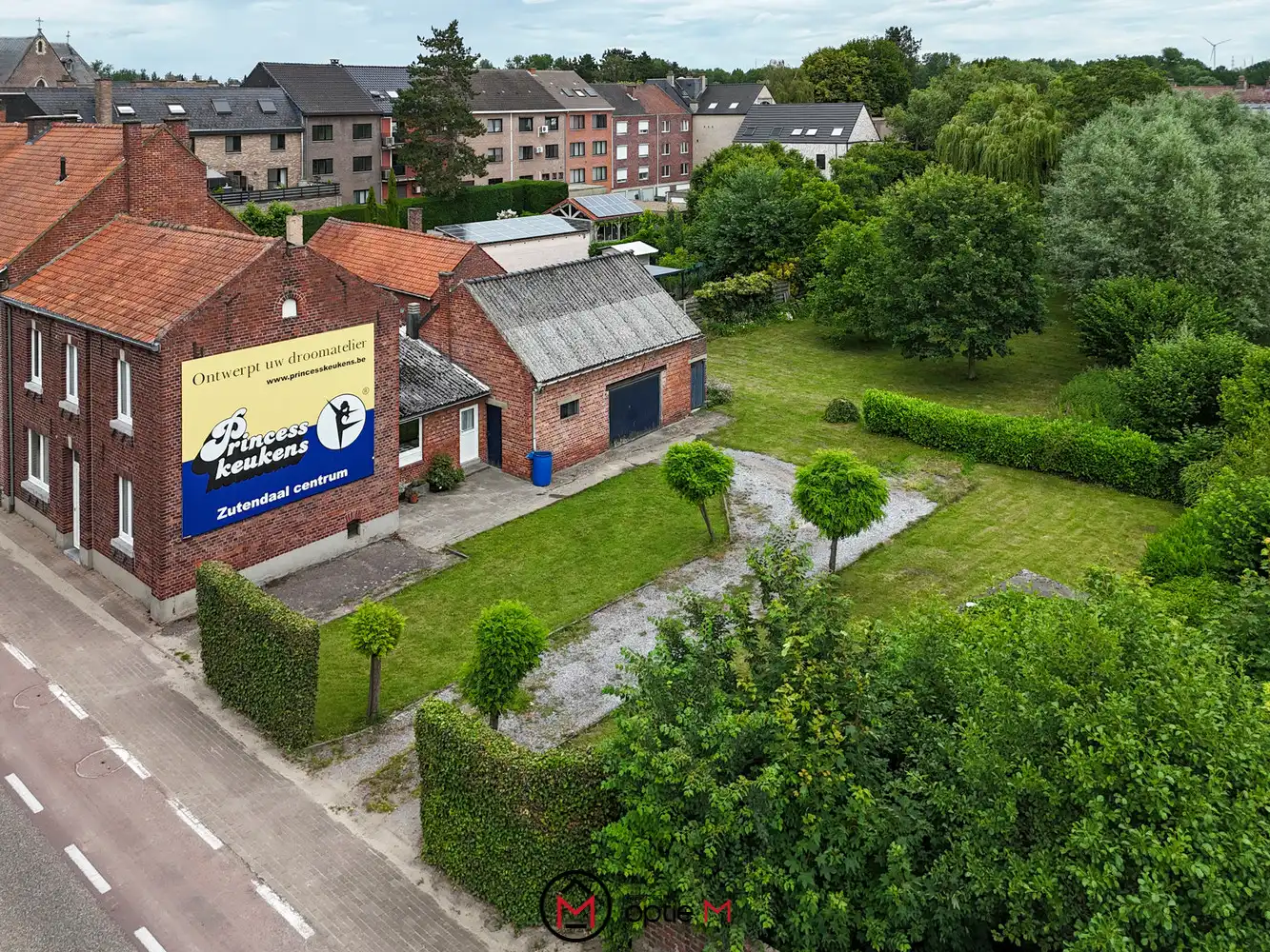 Te renoveren gezinswoning te koop in Bilzen-Hoeselt – met ruime tuin, garage en vijf slaapkamers foto 3
