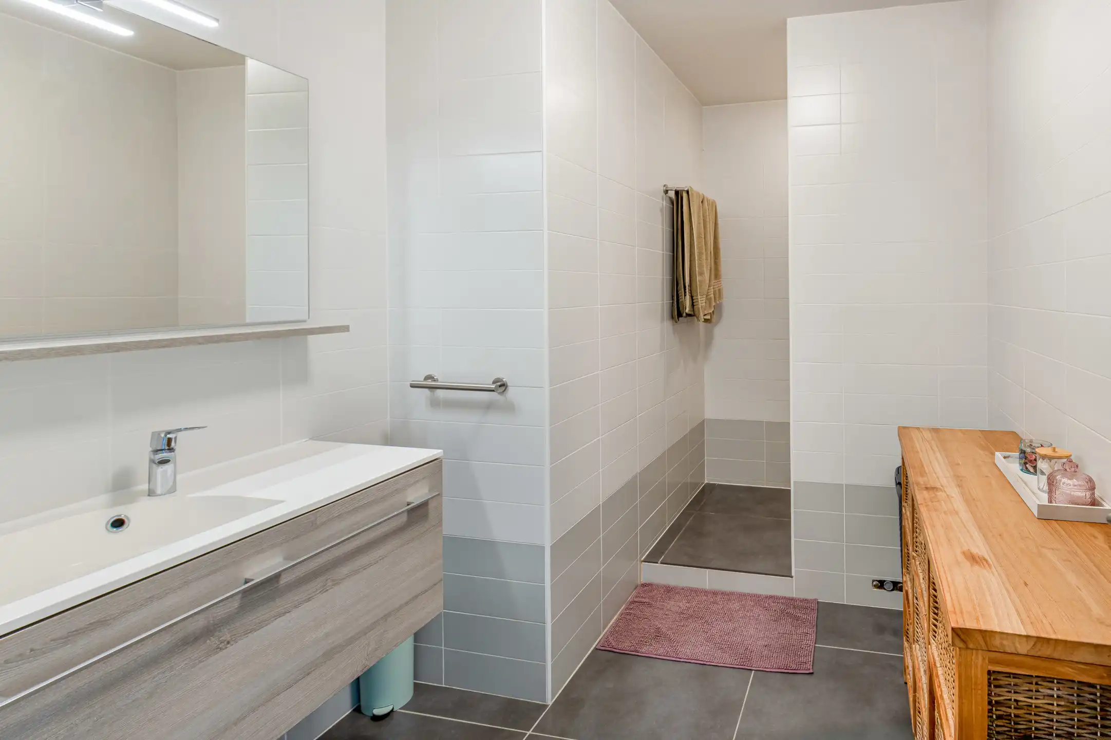 Ruim instapklaar 3 slaapkamer appartement met groot terras foto 13