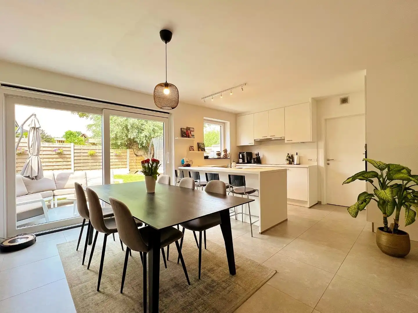 Zeer recente rijwoning met garage en zonnige tuin  foto 5