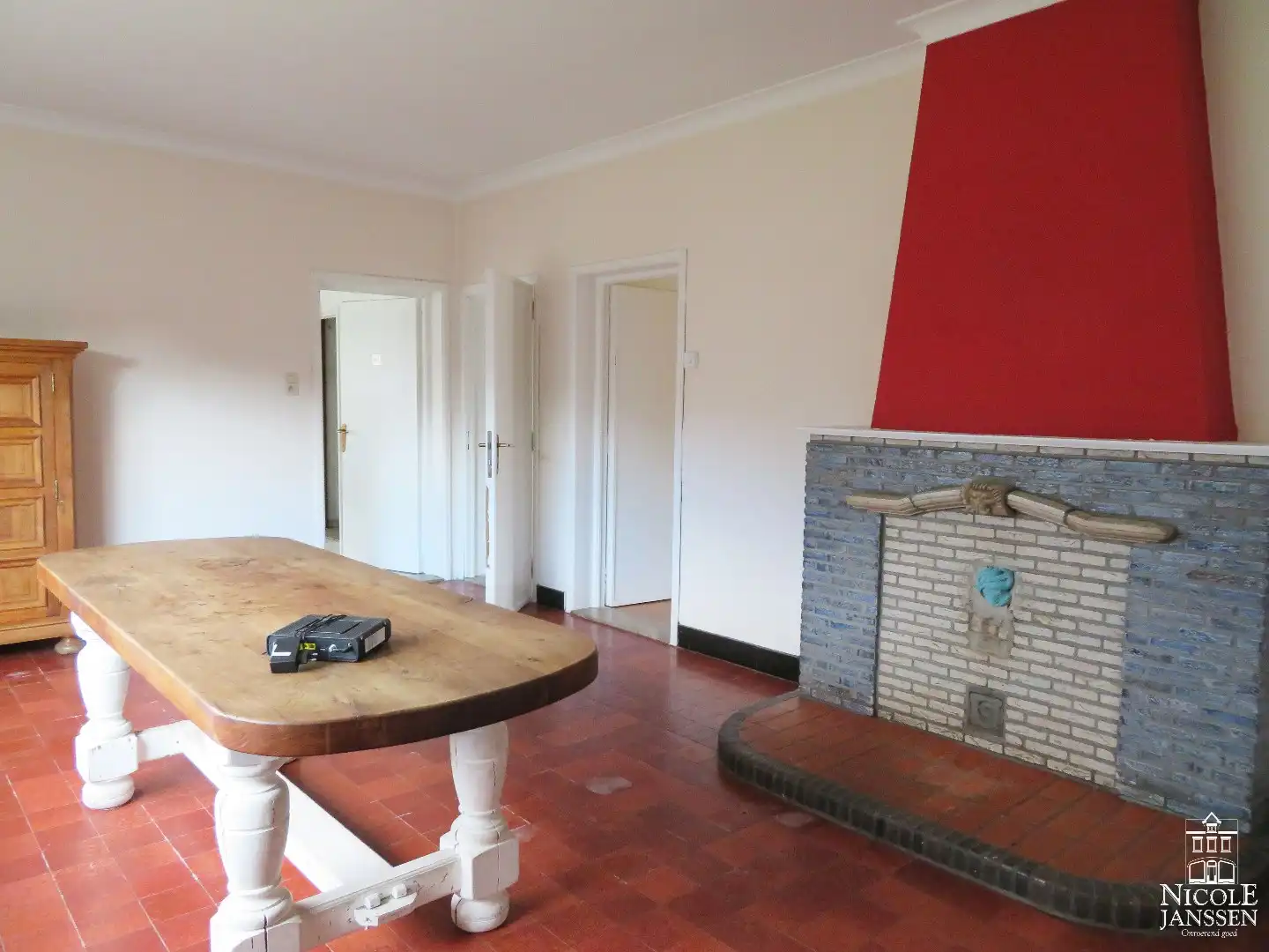 Halfvrijstaande woning met handelsruimte en 5 parkeerplaatsen foto 5