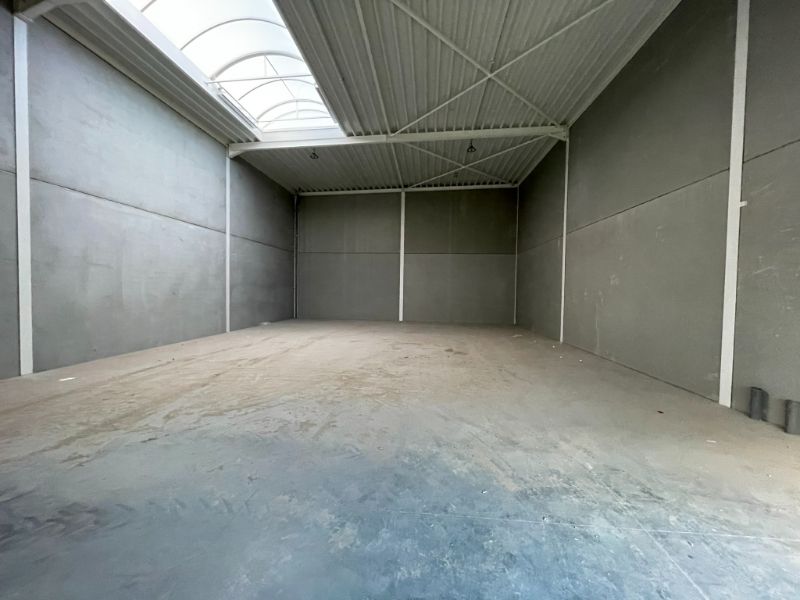 Modern magazijn van 216 m² met parkeerplaatsen op toplocatie in Evergem foto 5