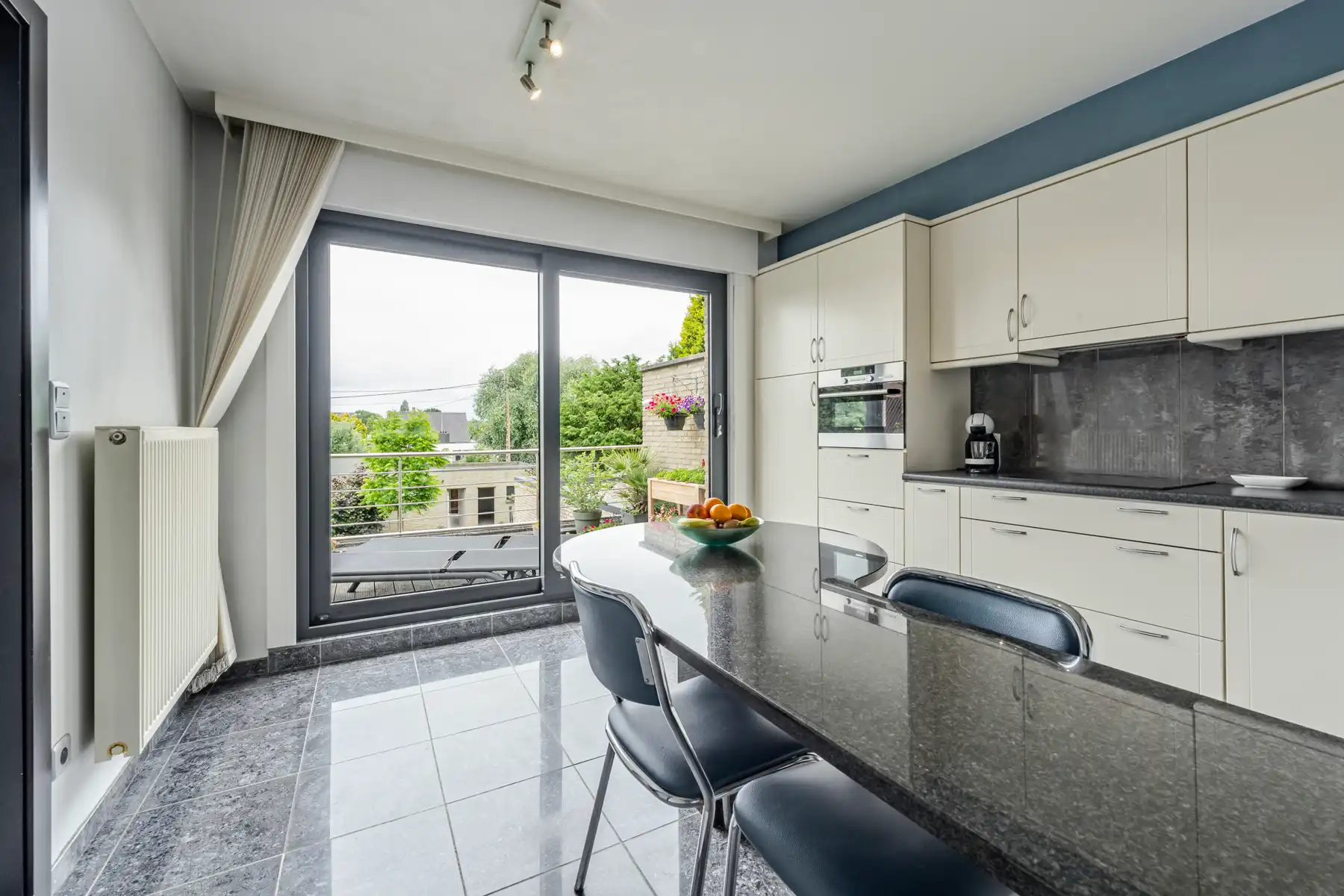 Instapklare woning met handelsruimte in centrum Kortemark foto 6