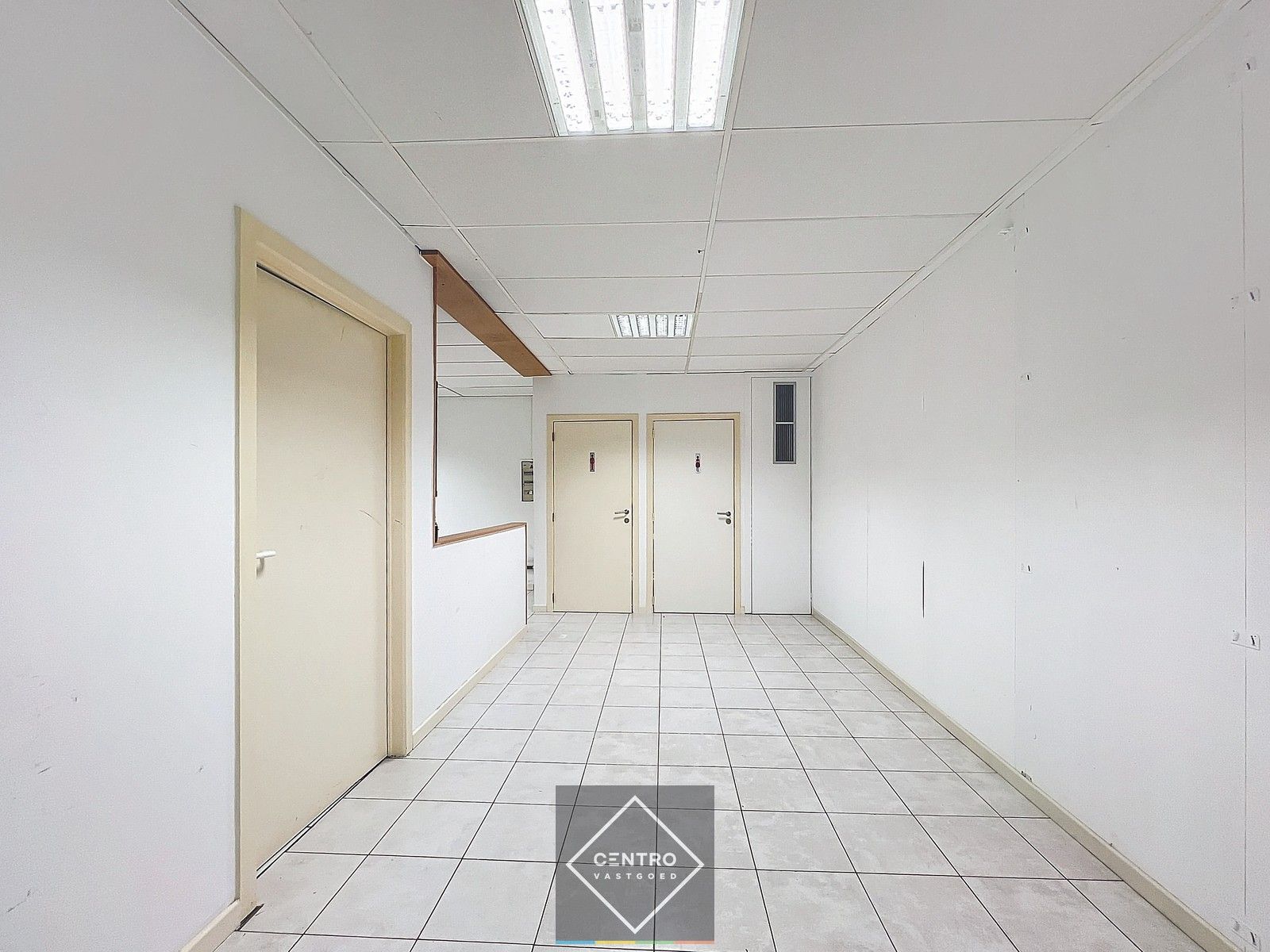 Winkel -en kantoorruimten van ± 600m² met RUIME etalages vlakbij de Grote Markt in Roeselare, aan super AANTREKKELIJKE prijs! foto 14