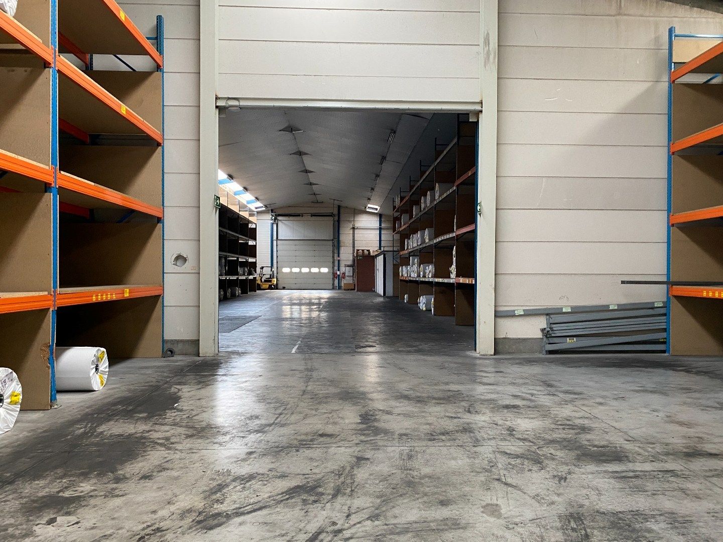 Grote loods (1195m²) met diverse mogelijkheden in een industriezone. foto 5