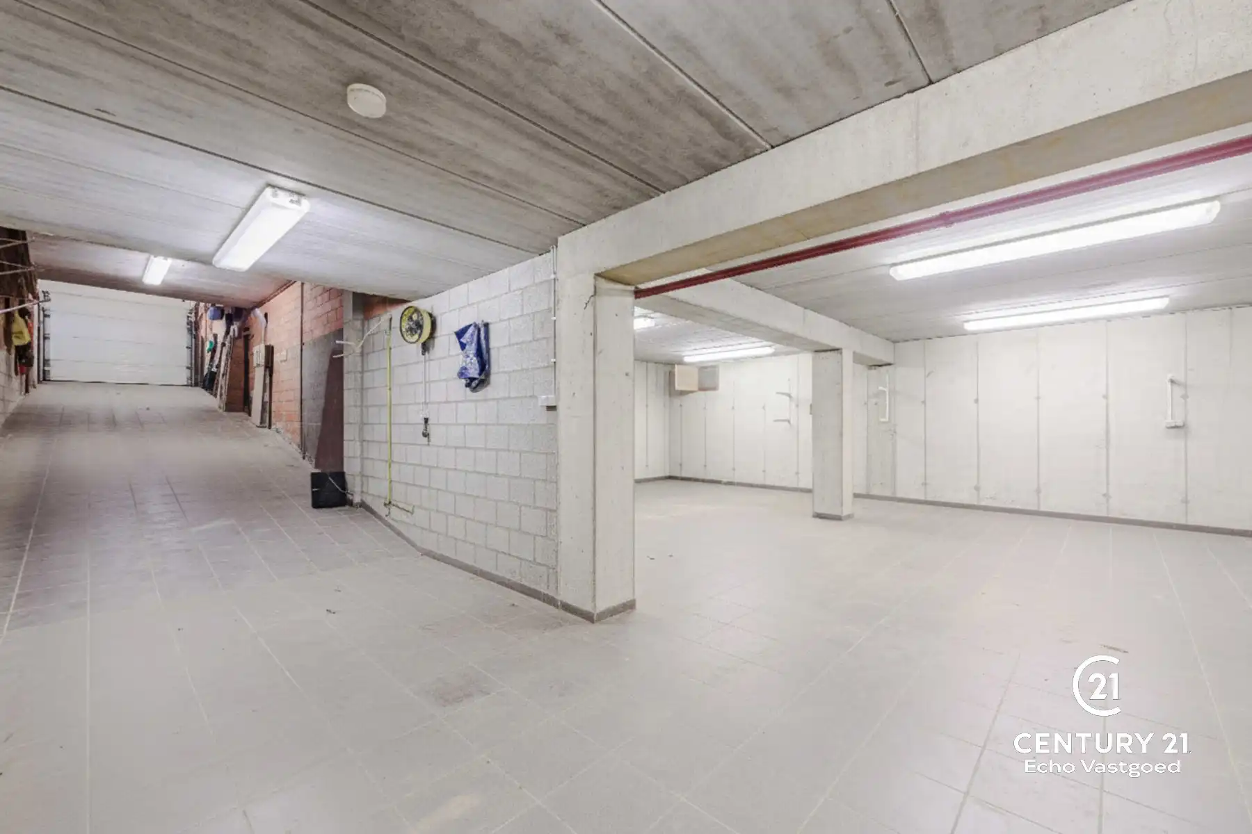 Topgelegen handelspand met magazijn en privatieve parking foto 3