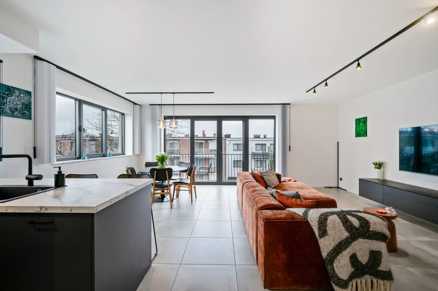 Recent 2-slaapkamerappartement met terras op rustige ligging in Borsbeek. foto {{pictureIndex}}