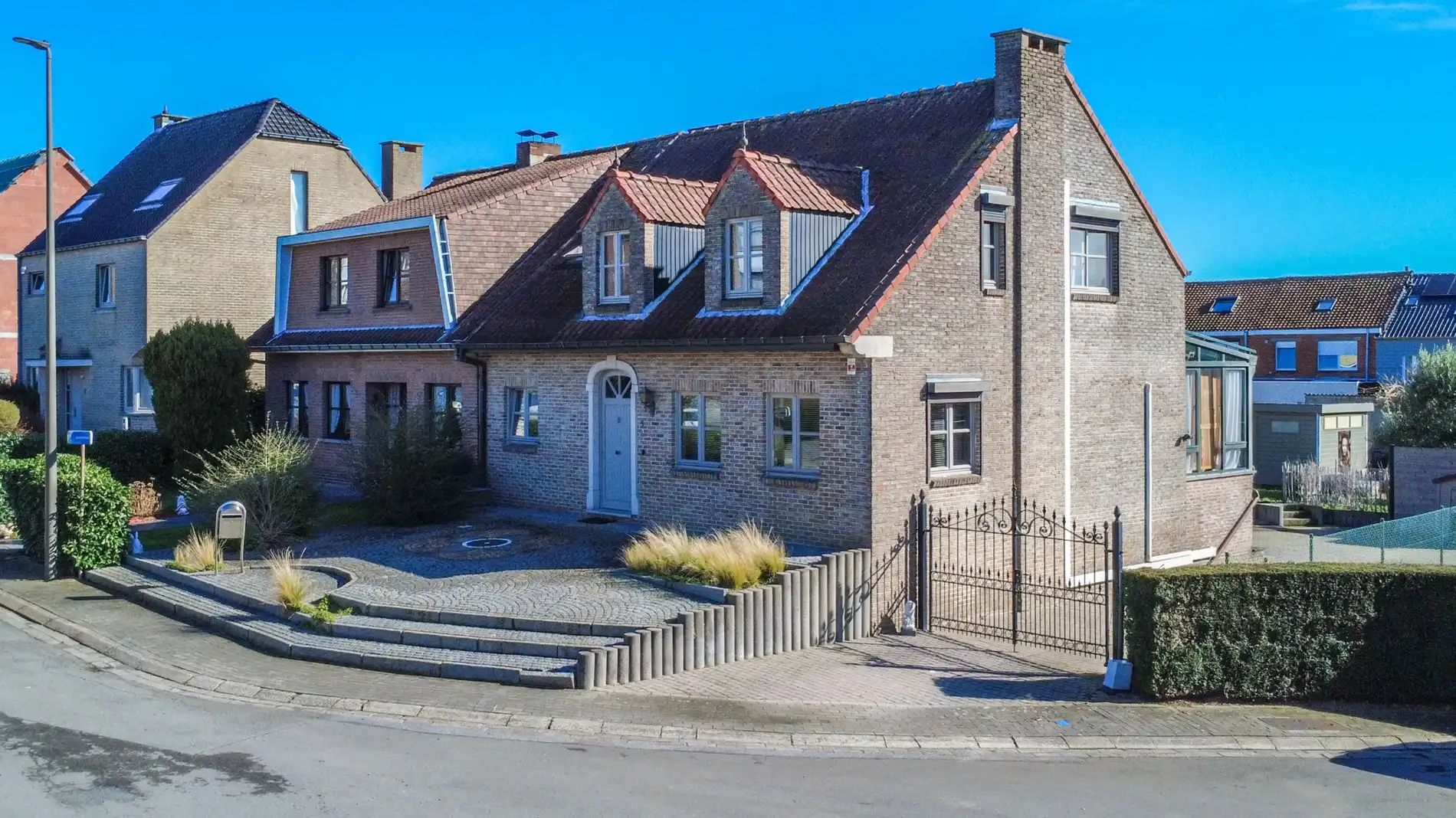 INSTAPKLARE WONING MET 3SLP, TUIN & GARAGE! foto {{pictureIndex}}