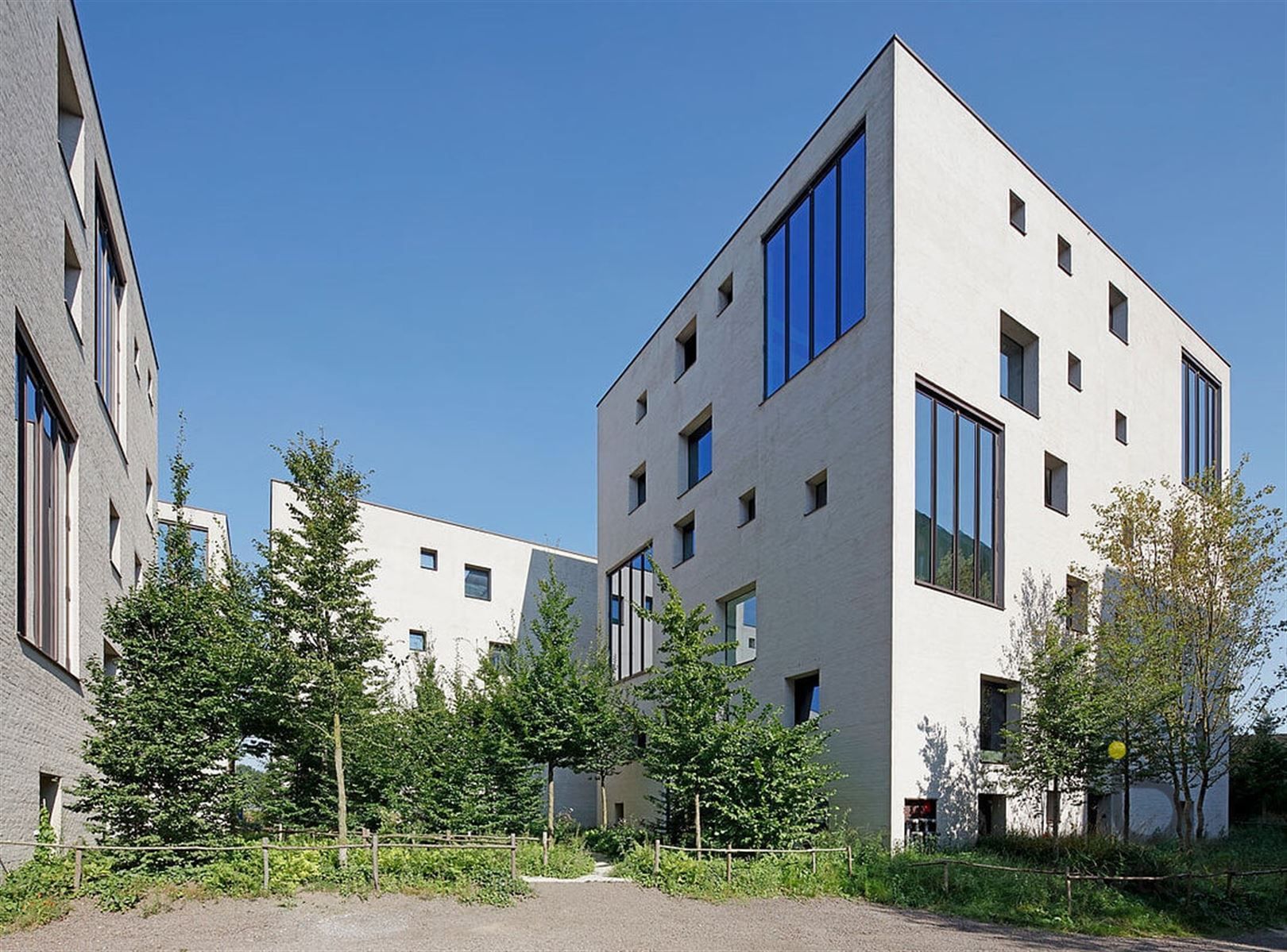 UNIEK GELIJKVLOERS APPARTEMENT OP DE KANAALSITE VAN AXEL VERVOORDT foto {{pictureIndex}}