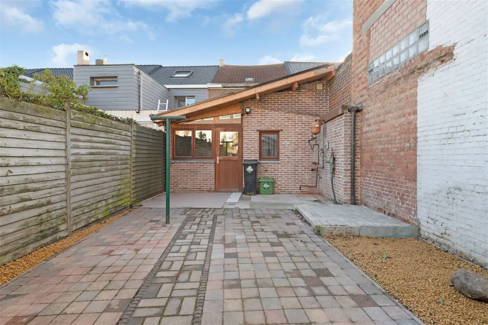 Deels te renoveren stadswoning met tuin op 1are19 foto 12
