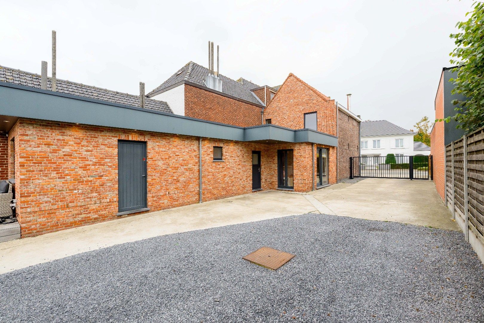 GERENOVEERDE (2015) INSTAPKLARE & ENERGIEZUINIGE WONING OP 685 m²!!!  foto {{pictureIndex}}