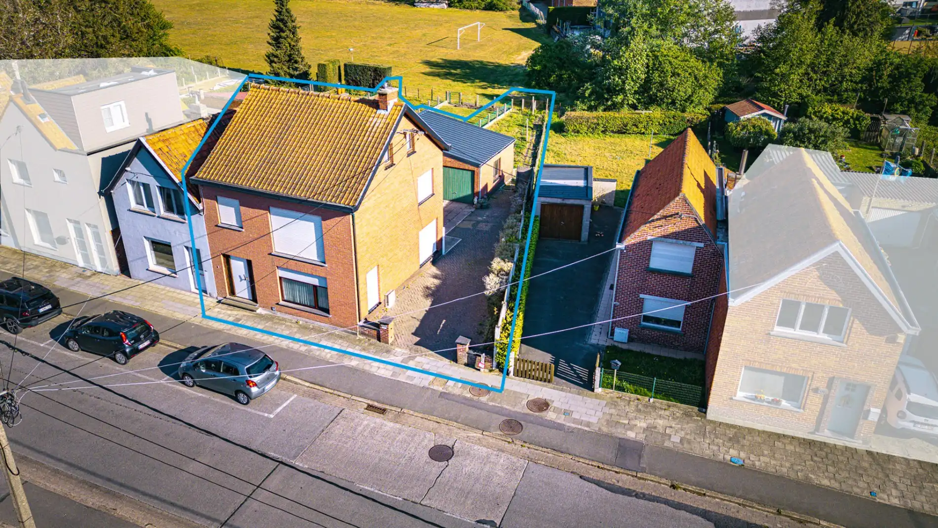 Hoofdfoto van de publicatie: Halfopen bebouwing op 267m² met 3 slpks, garage en tuin te Maldegem