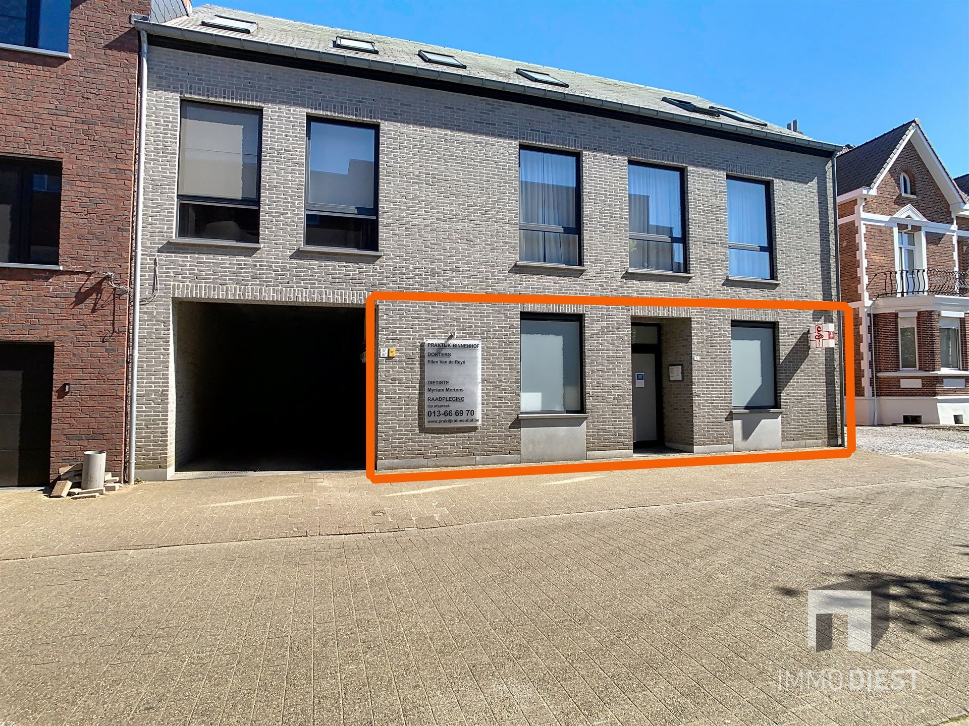 Opgedeeld handelspand in het centrum van Tessenderlo foto {{pictureIndex}}