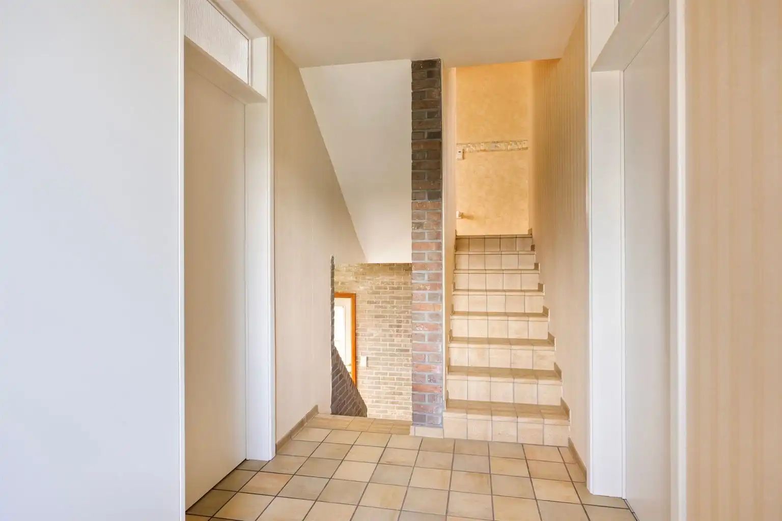 Toffe, vrijstaande split-level woning met 4 slaapkamers, inpandige garage, prachtig aangelegde tuin en zonnepanelen, rustig gelegen in het landelijke Ophoven.  foto 16