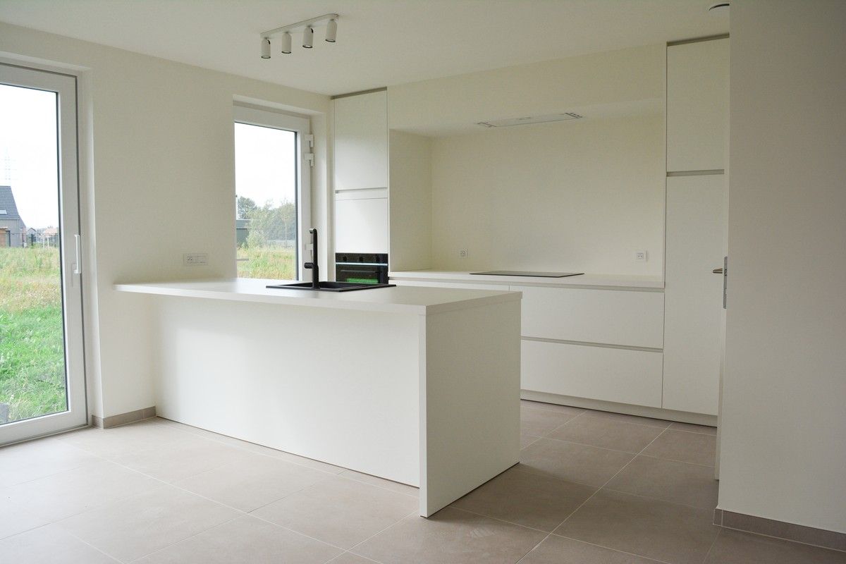 Instapklare nieuwbouwwoning met zonnige tuin te Roeselare foto 4