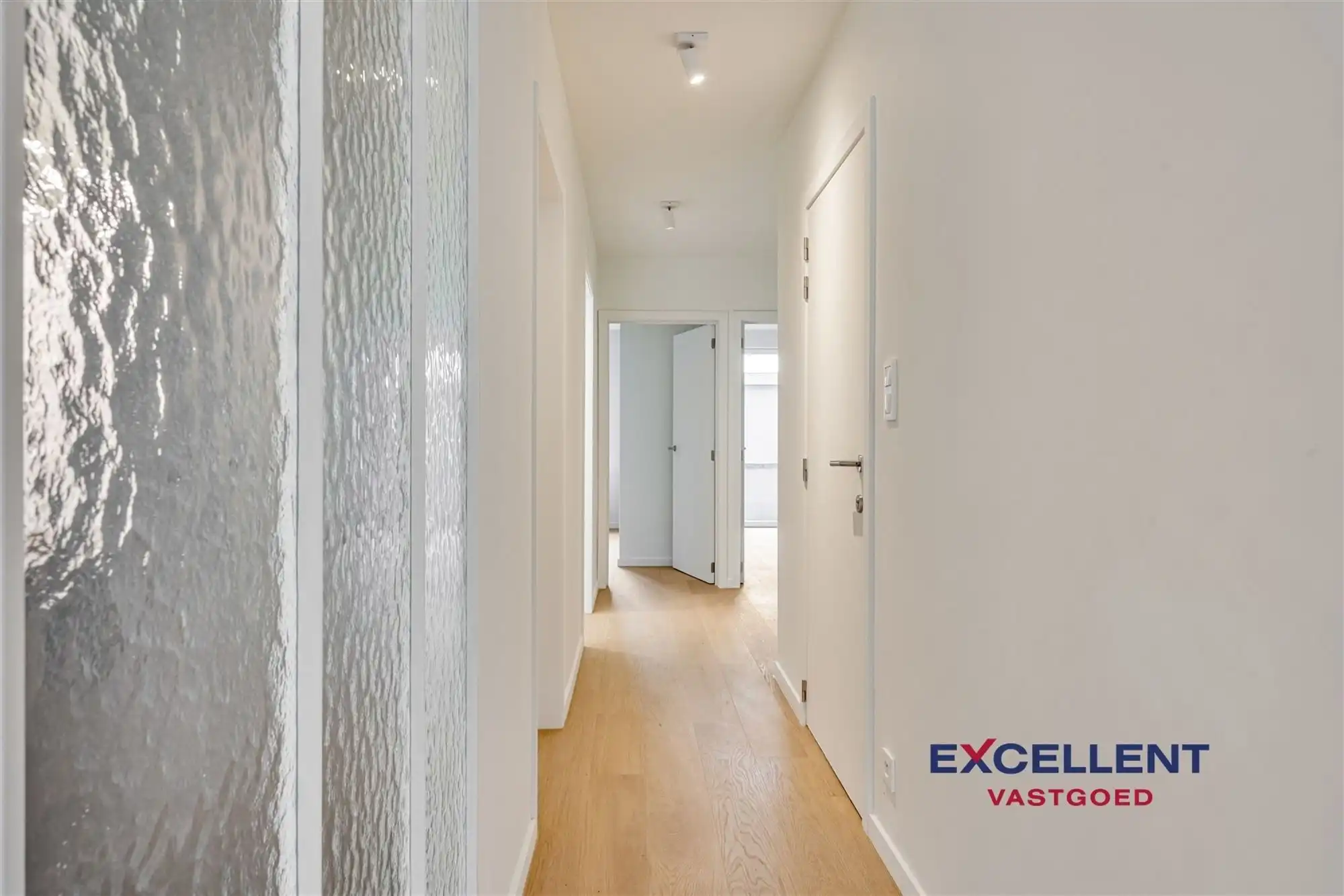 Volledig gerenoveerd 2-slaapkamer appartement centrum Deinze te huur foto 5