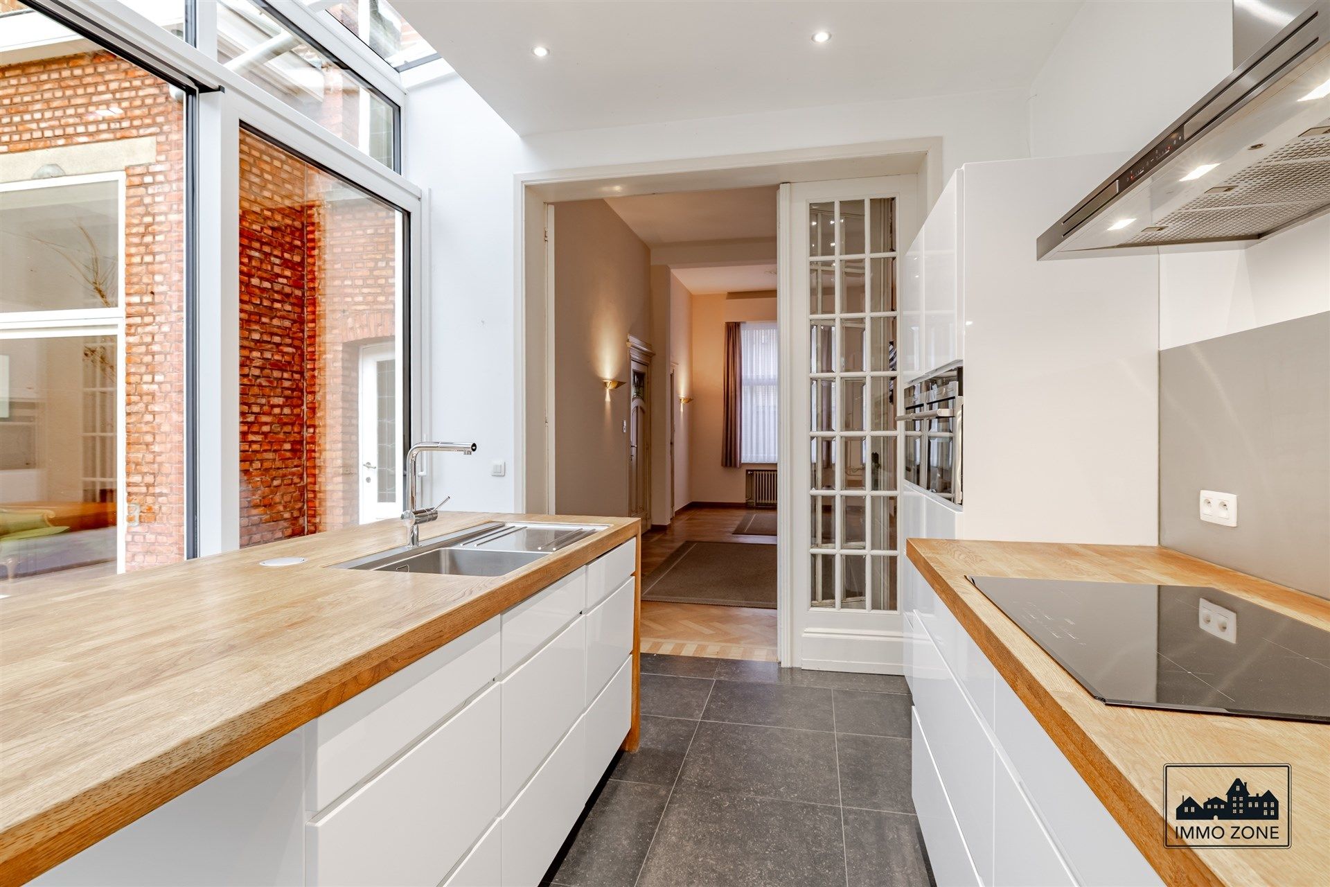 Herenhuis met dubbele garage op steenworp van Grote Markt foto 6