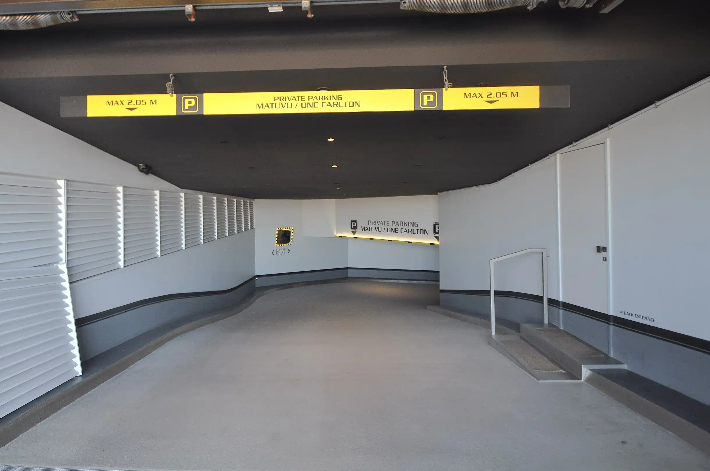 Zeer ruime garagebox van ongeveer 23m² gelegen in het zoute. foto 3