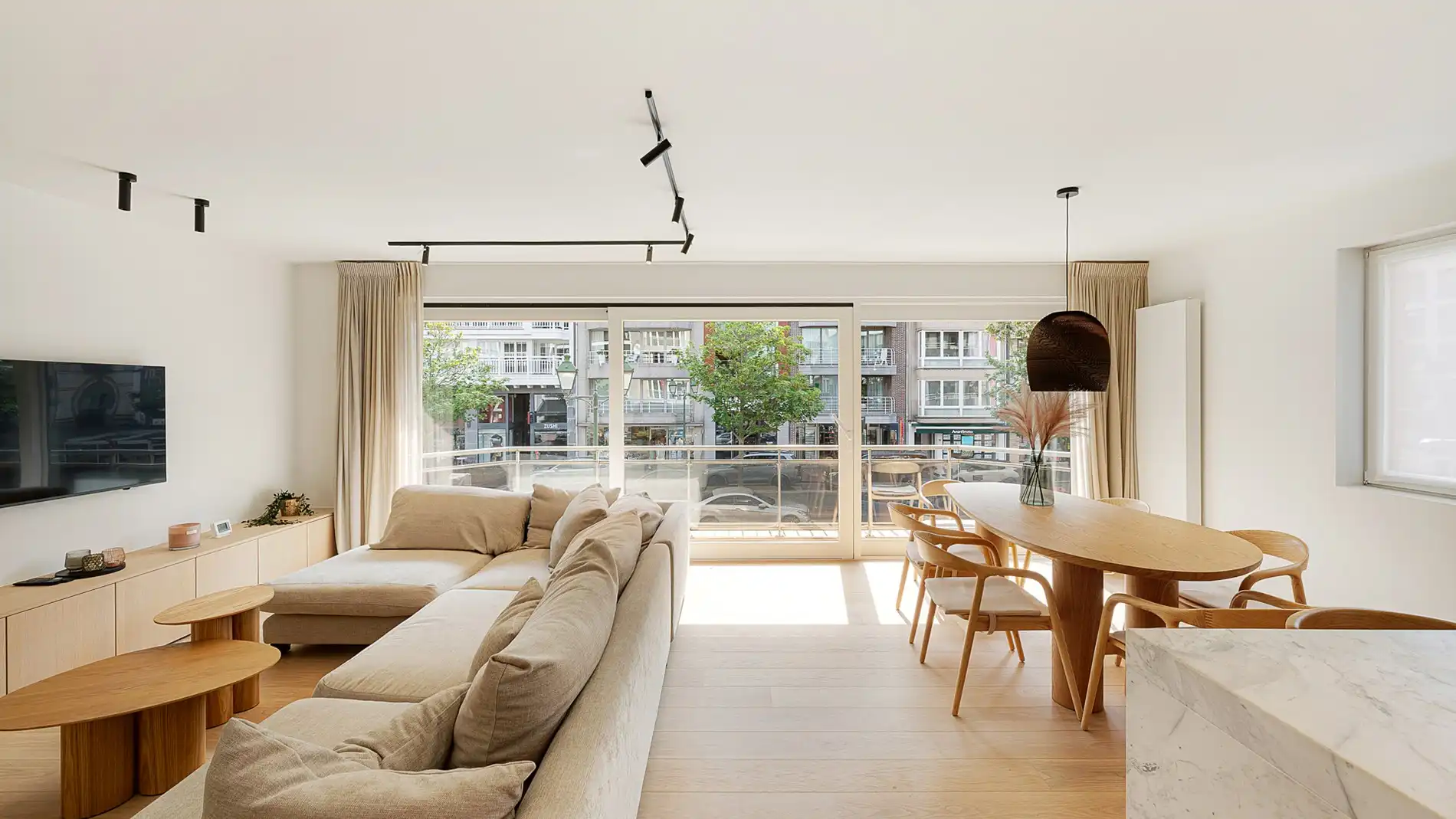 Gerenoveerd hoekappartement met 3 ruime slpks.  foto {{pictureIndex}}