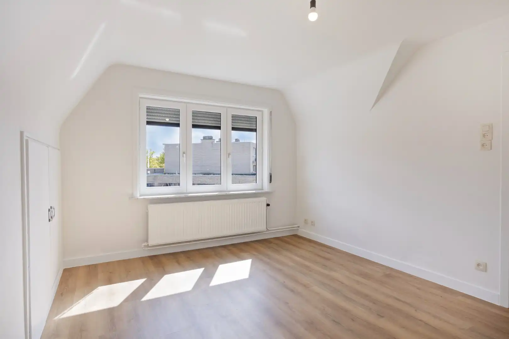 Gerenoveerde woning met 3 slpks, ruime tuin en inpandige garage in Tessenderlo-Ham ! foto 13