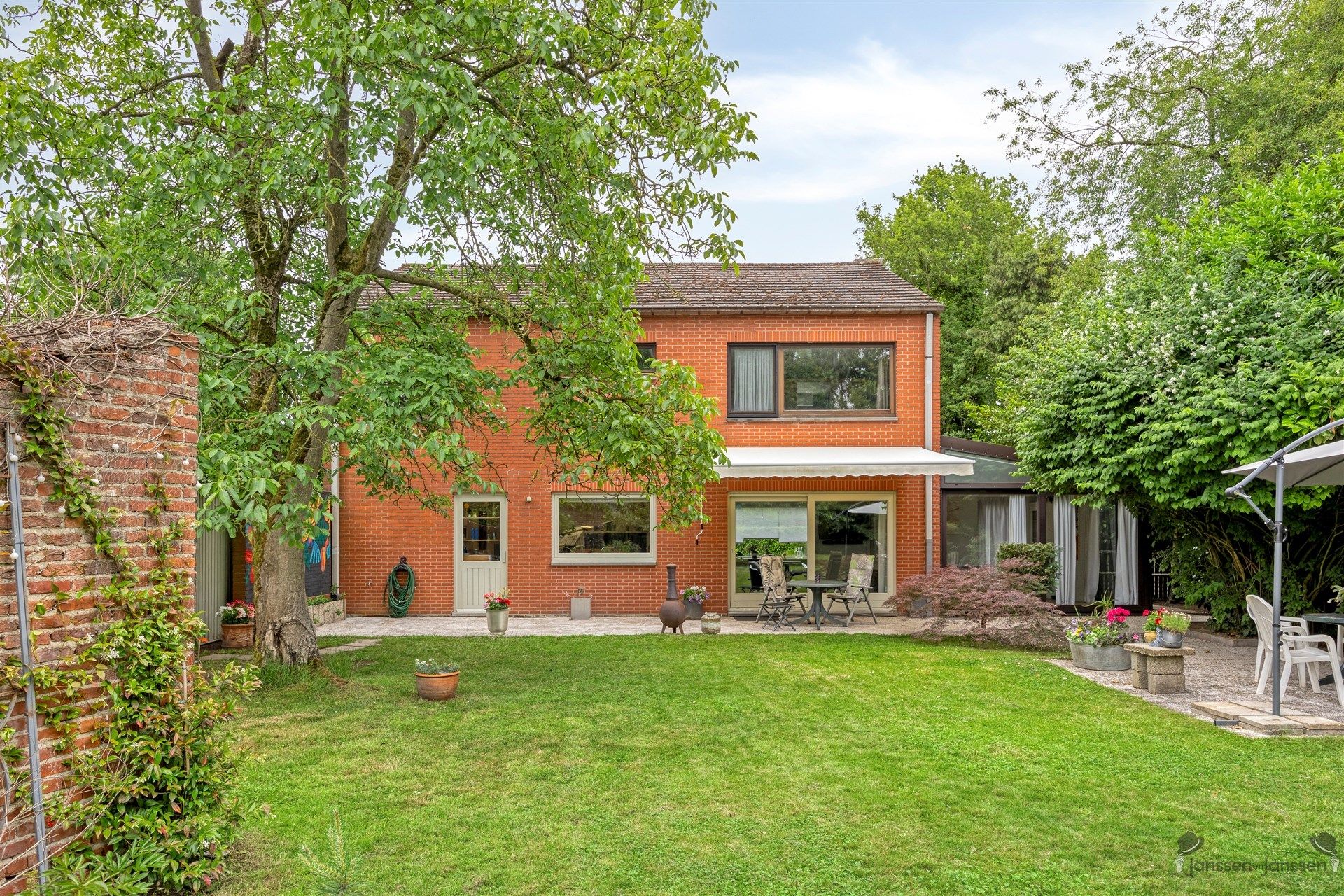 Uniek en ruim wonen in het groen te Pelt foto {{pictureIndex}}
