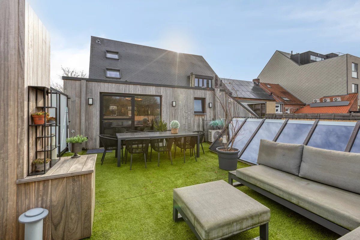 Zeer ruim handelspand met tuin en exclusief triplex  appartement met privé-lift en 2 slaapkamers, garage en staanplaats. foto 35