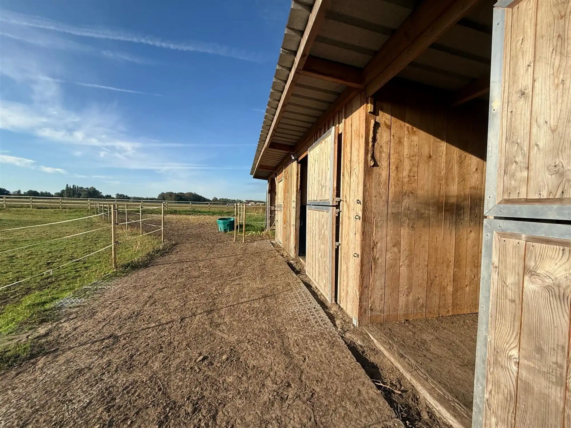 Professioneel omheinde paardenweide met stallen te huur Deinze foto 2