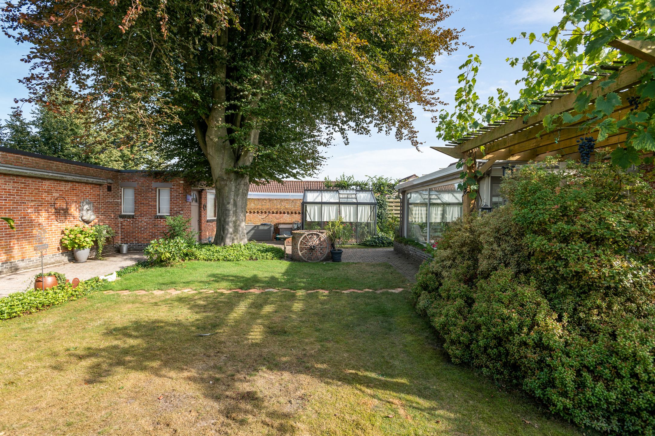 Mooie open bebouwing met knappe tuin in een rustige woonwijk foto 18