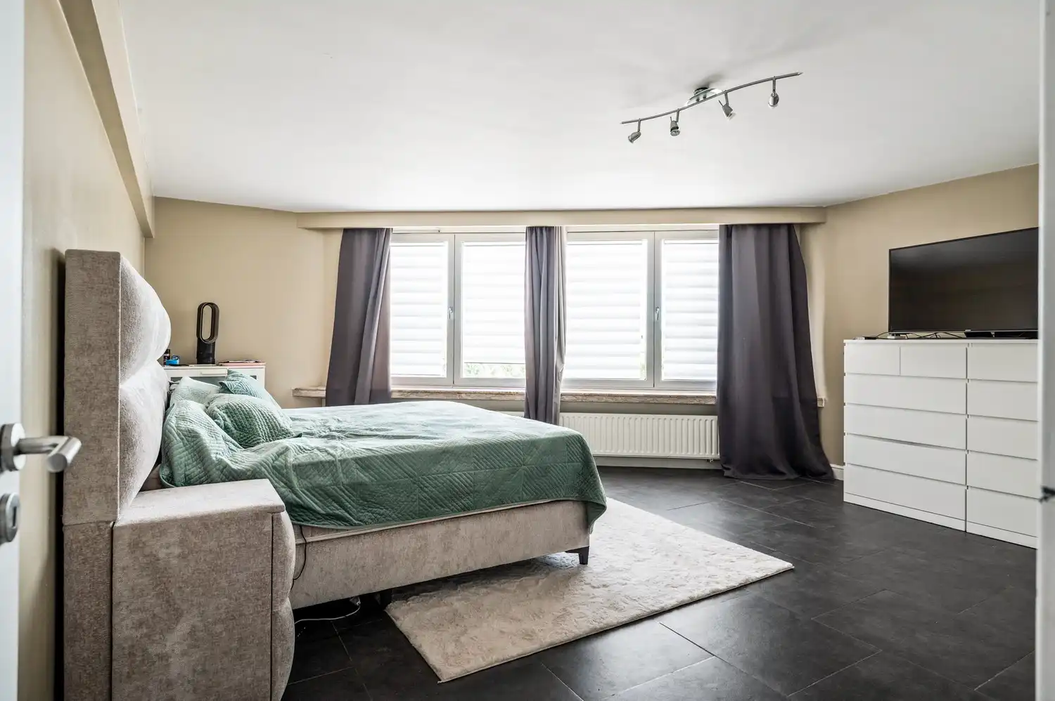 Ruim hoekappartement met veel lichtinval en autostaanplaats! foto 11