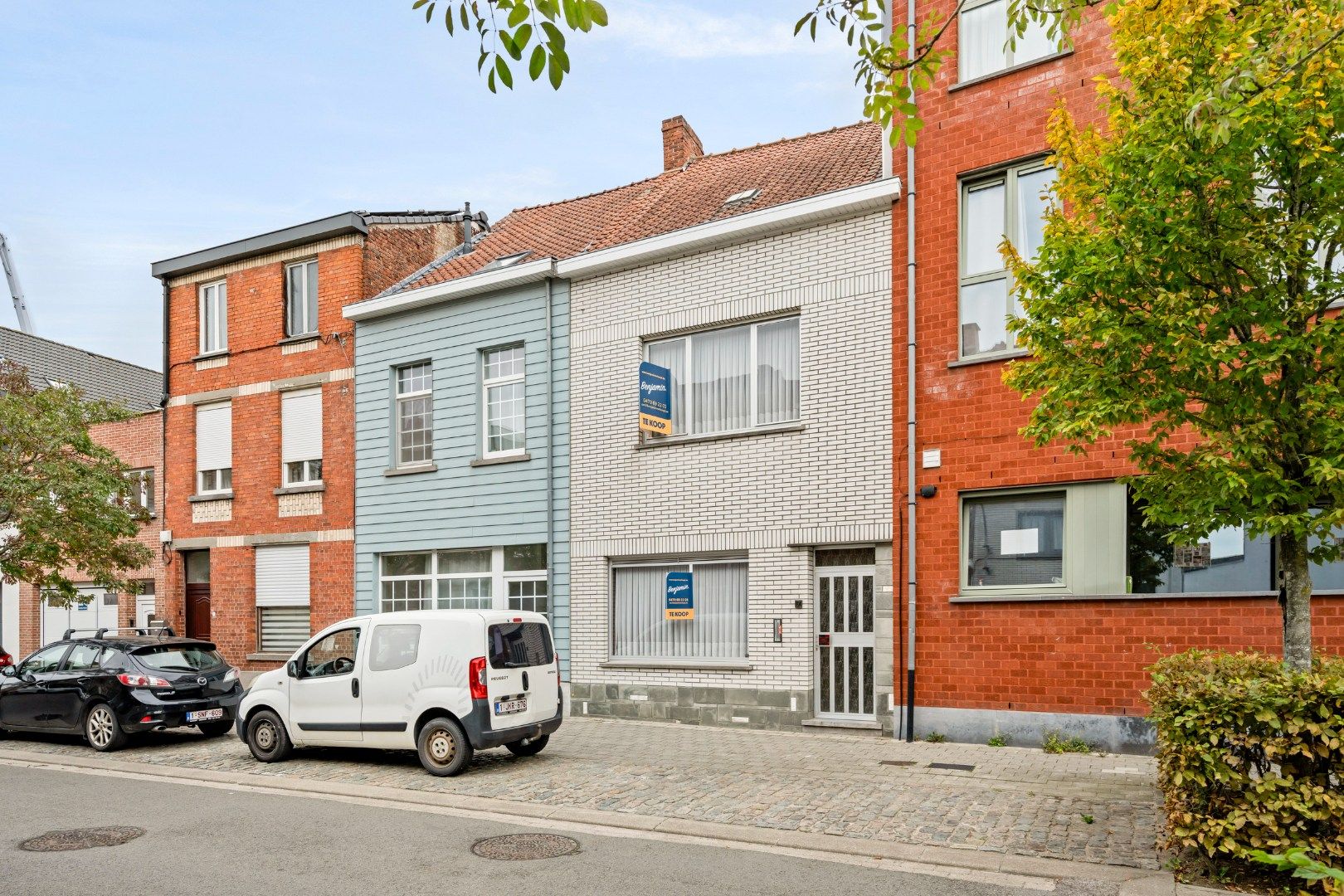 Hoofdfoto van de publicatie: Woning met 3, mogelijks 5 slaapkamers en tuin met uitweg in Kortrijk-centrum