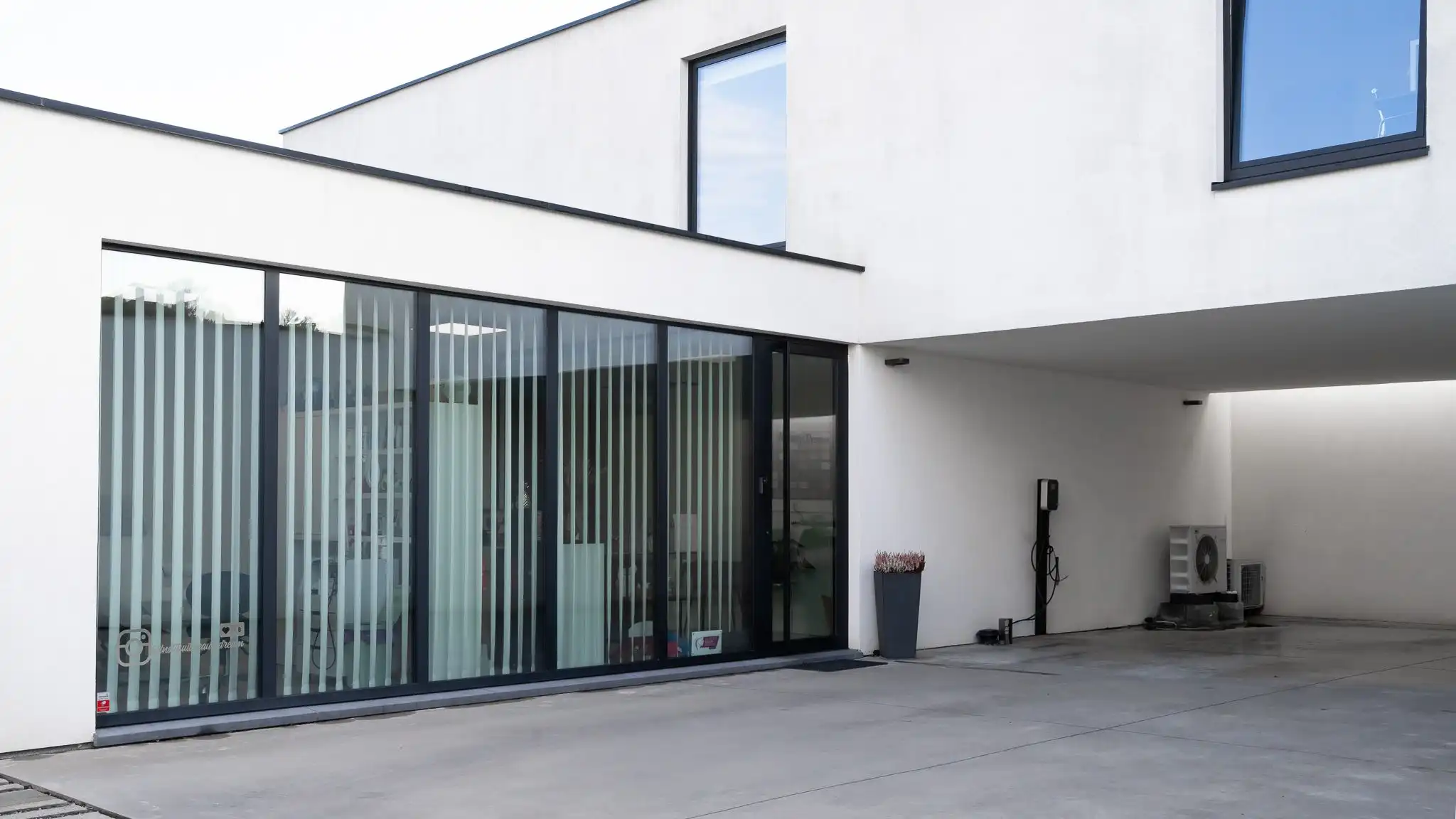 Moderne, stijlvolle villa met private praktijkruimte foto 3