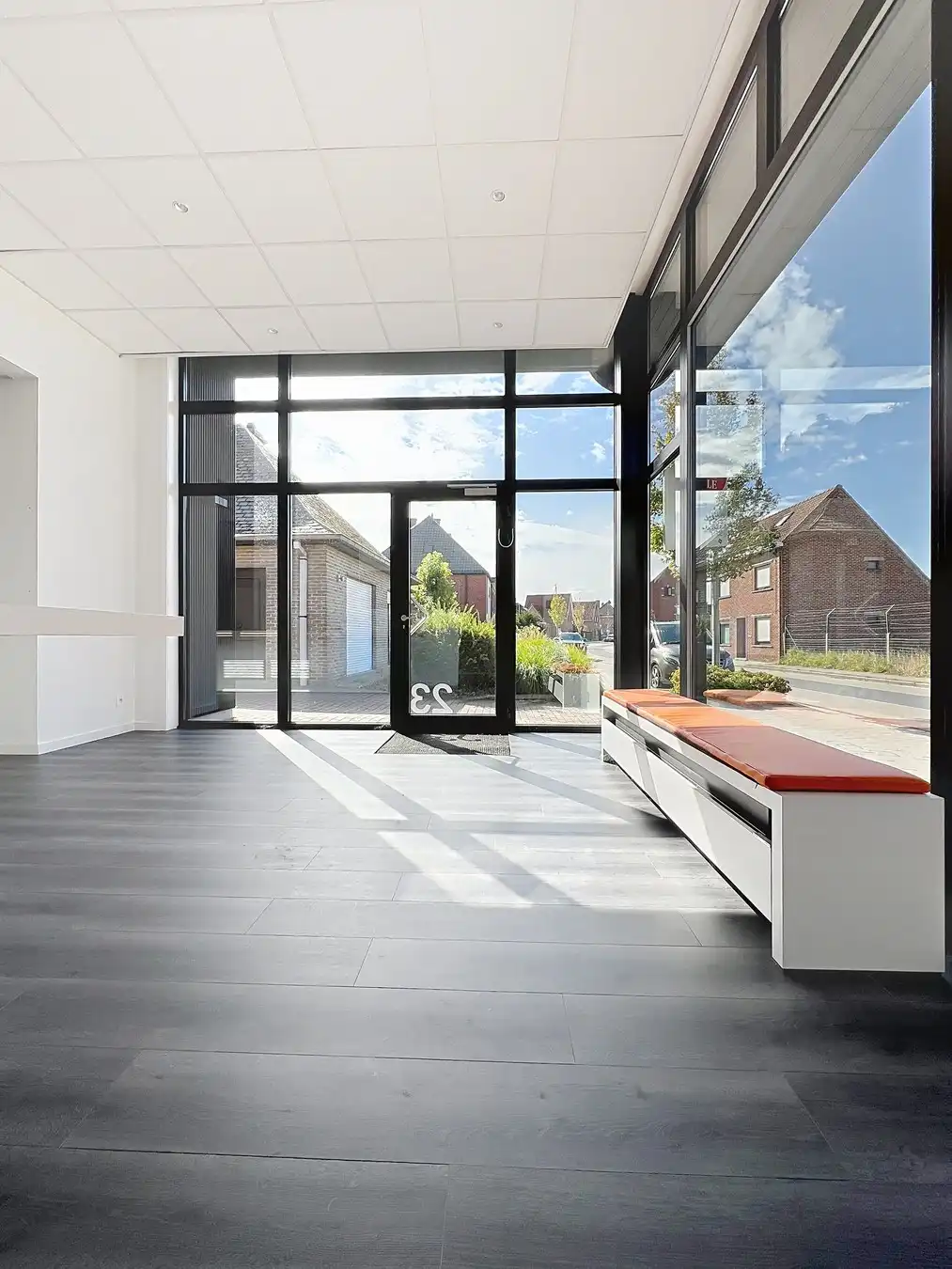 Instapklaar lichtrijk GERENOVEERD pand met mooie open kantoor/praktijkruimte en 4 aparte burelen/consultatieruimtes. foto 5