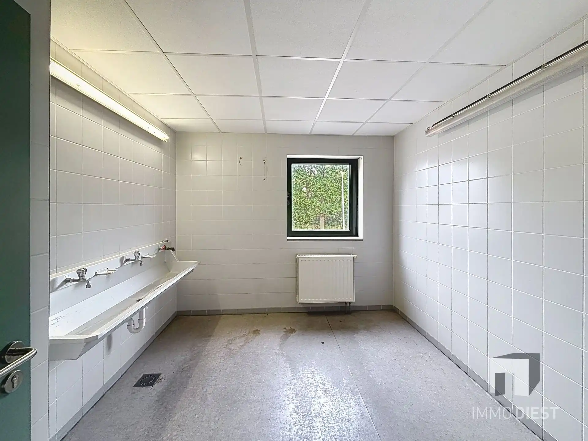 Magazijn met bureel op triple A-locatie foto 13