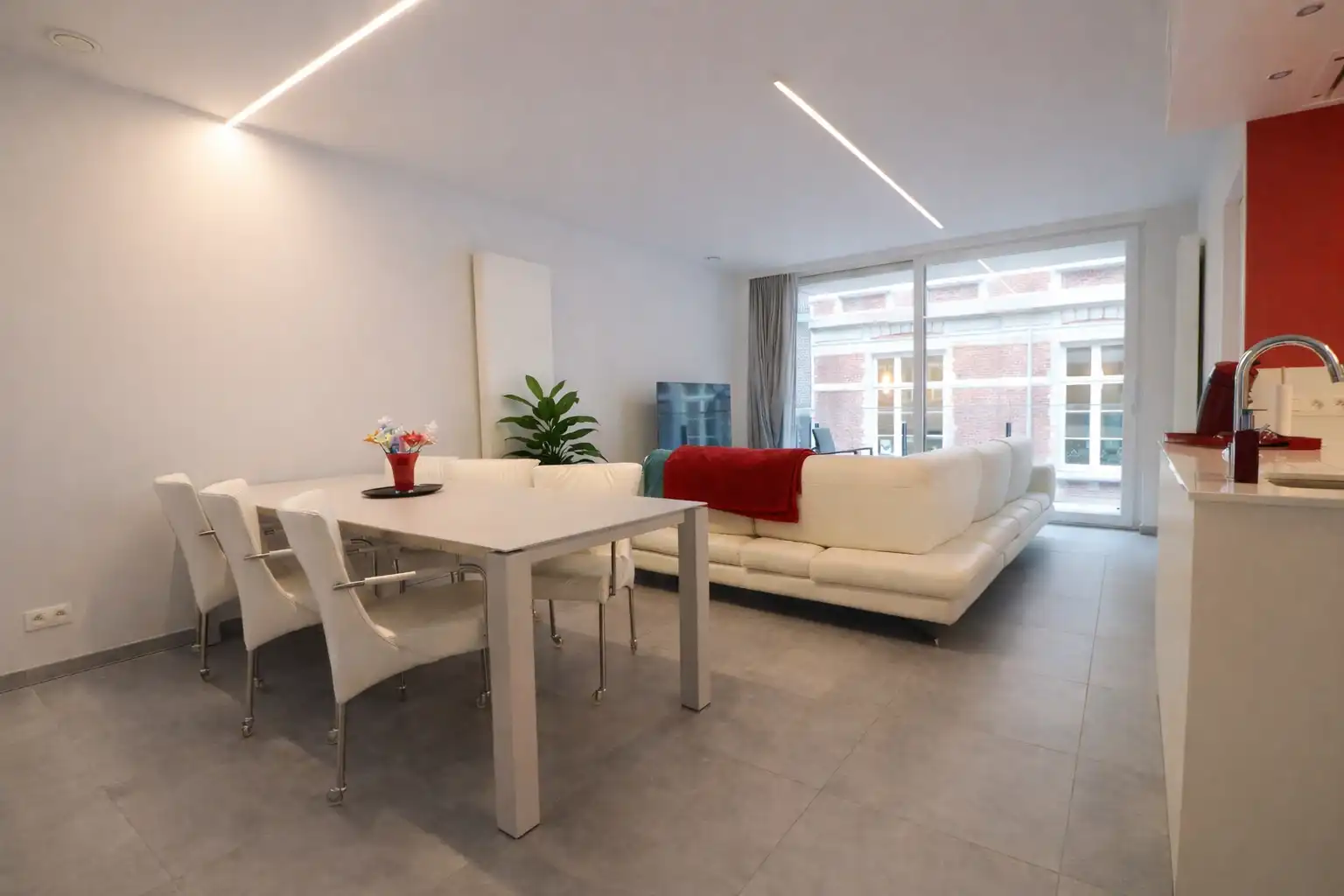 Recent 2-slaapkamerappartement met klassevolle afwerking op de hoek van Onderwijsstraat en Descampsstraat. foto 2